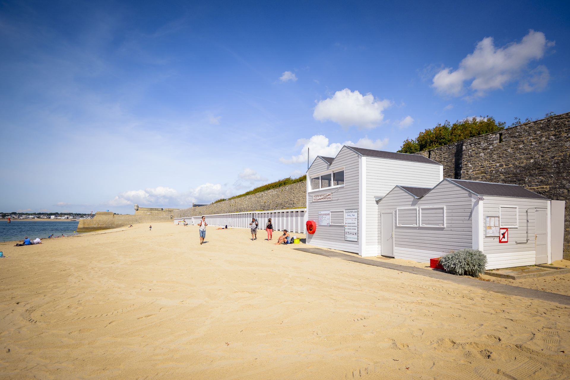 Grande plage de Port-Louis et personnes devant les restaurants de la plage (Morbihan) 56