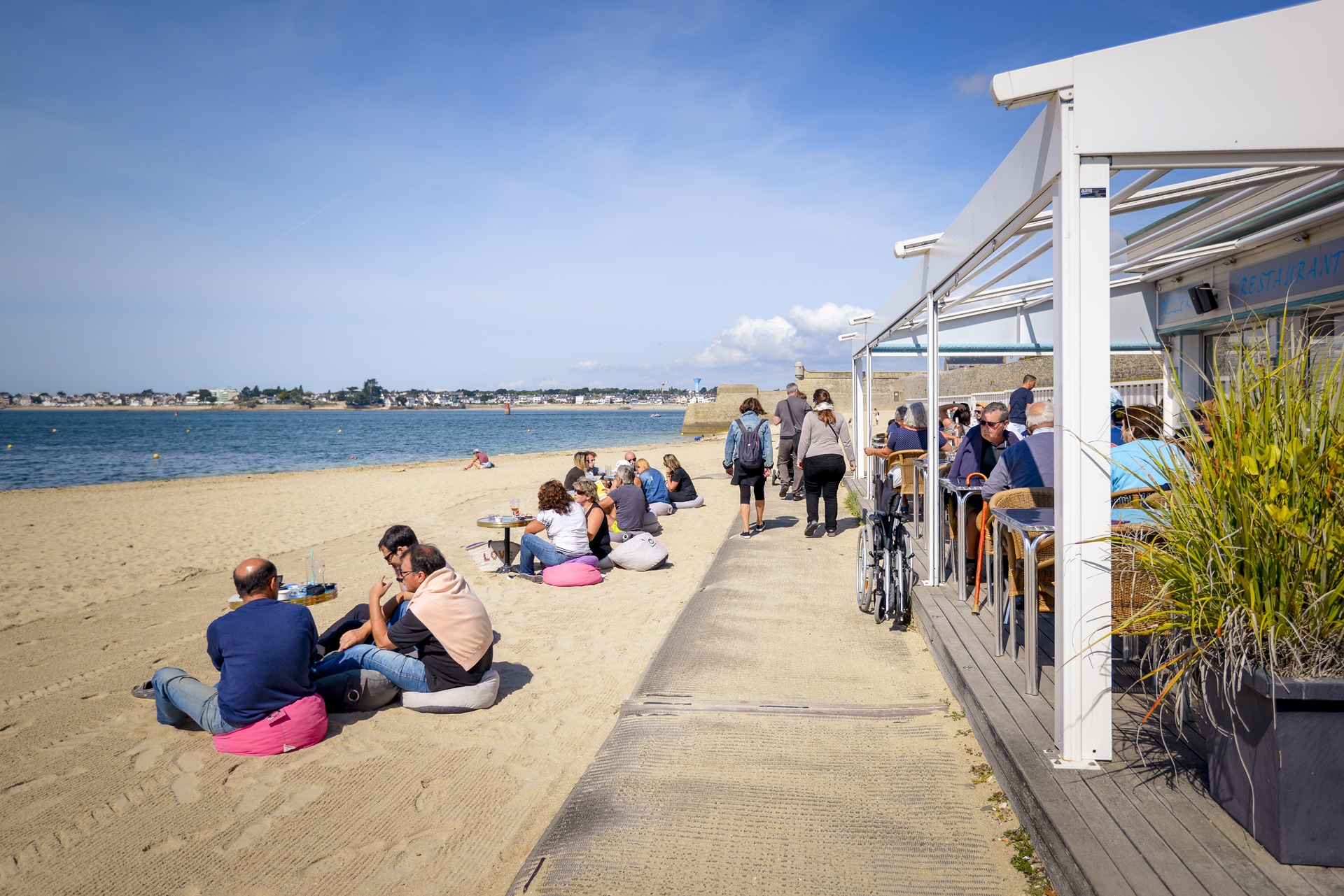 Grande plage de Port-Louis et personnes devant les terrasses des restaurants de la plage (Morbihan) 56