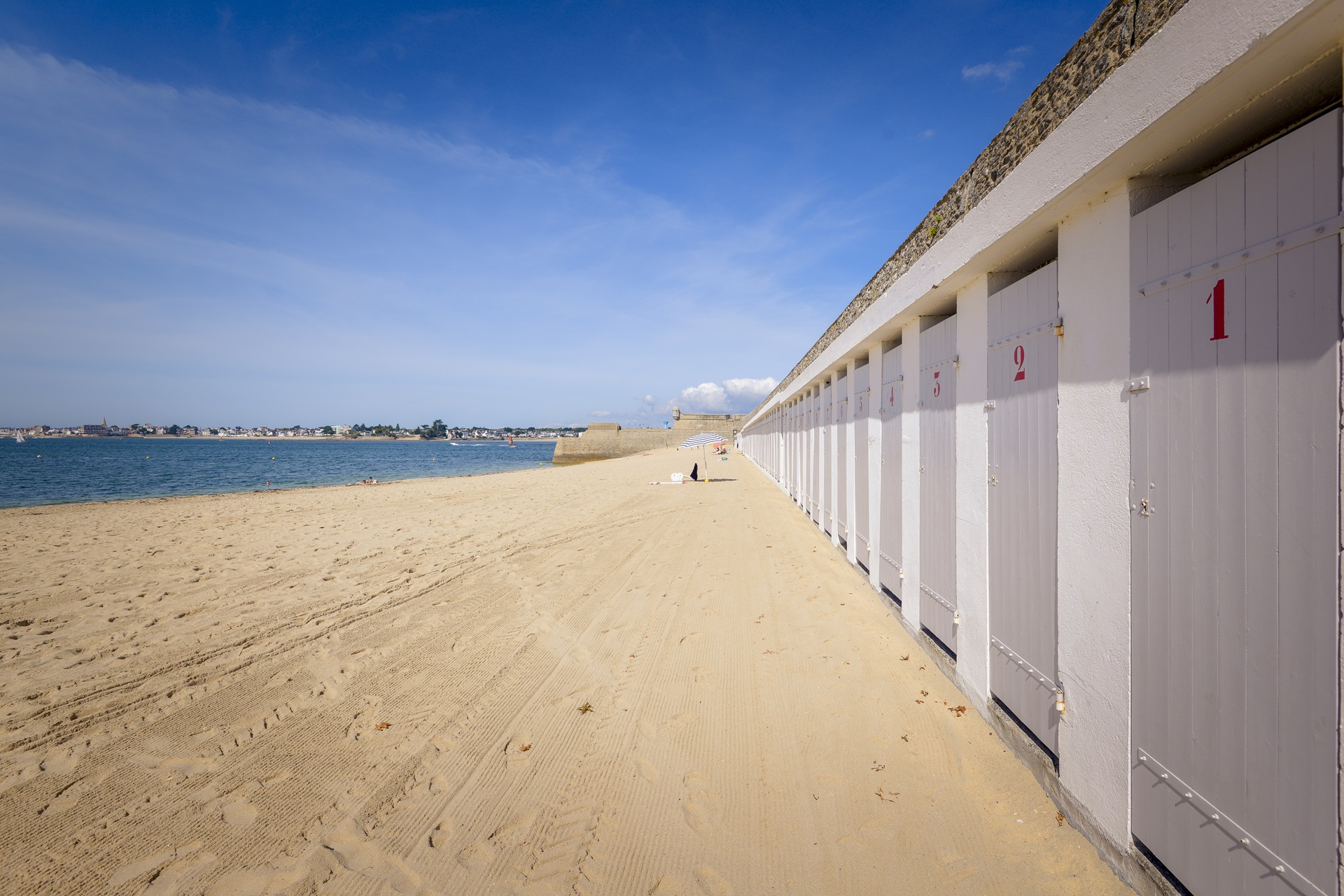 Grande plage de Port-Louis et ses cabines de plage vintage (Morbihan) 56