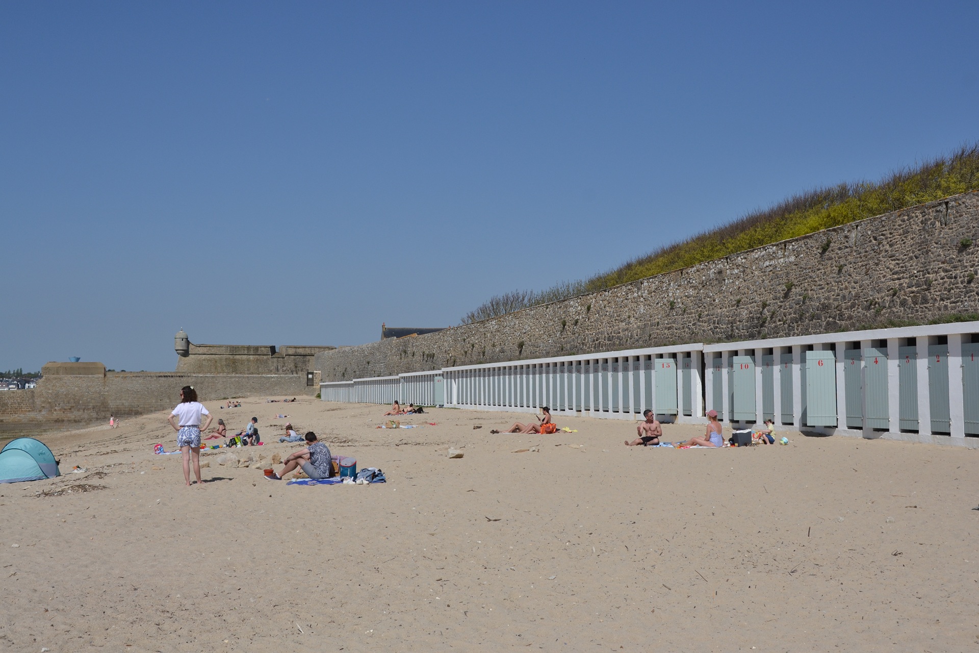 Grande plage de Port-Louis proche Lorient et ses cabines de plage vintage (Morbihan) 56