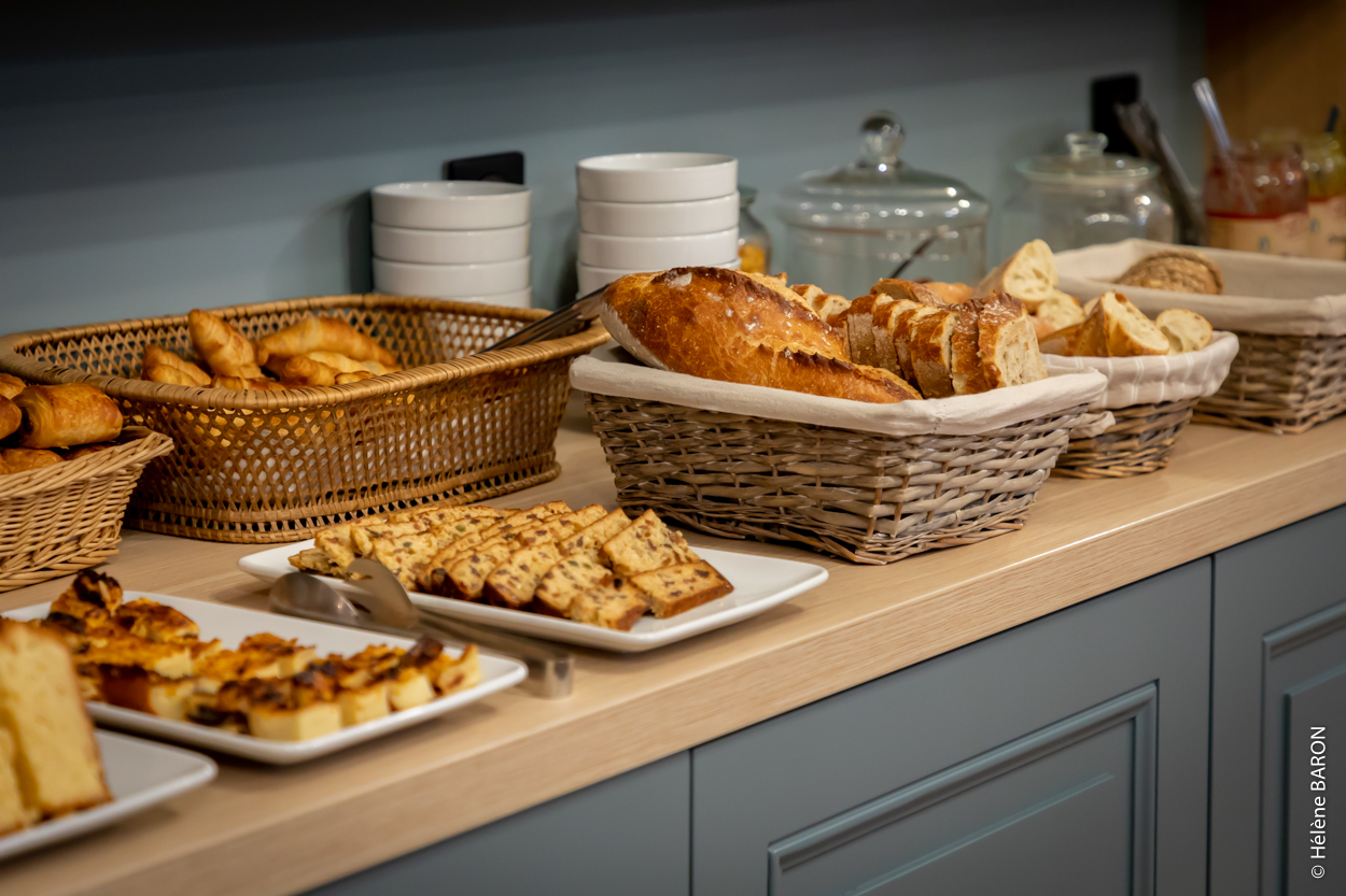 Gros plan sur le buffet proposé au petit-déjeuner : pains, viennoiseries, confitures, gâteaux (Port-Louis, Morbihan, 56)