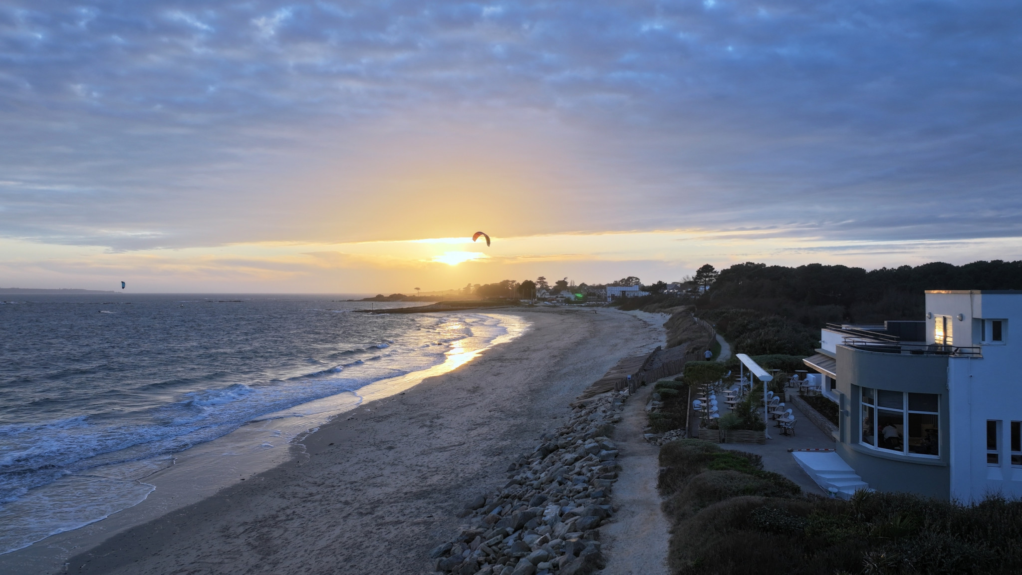 Hôtel les Mouettes, Hôtel‑Restaurant Les Mouettes est un hôtel-restaurant familial en bord de mer à Larmor-Plage (Morbihan), installé face à l’océan et à l’île de Groix (lorient bretagne sud)