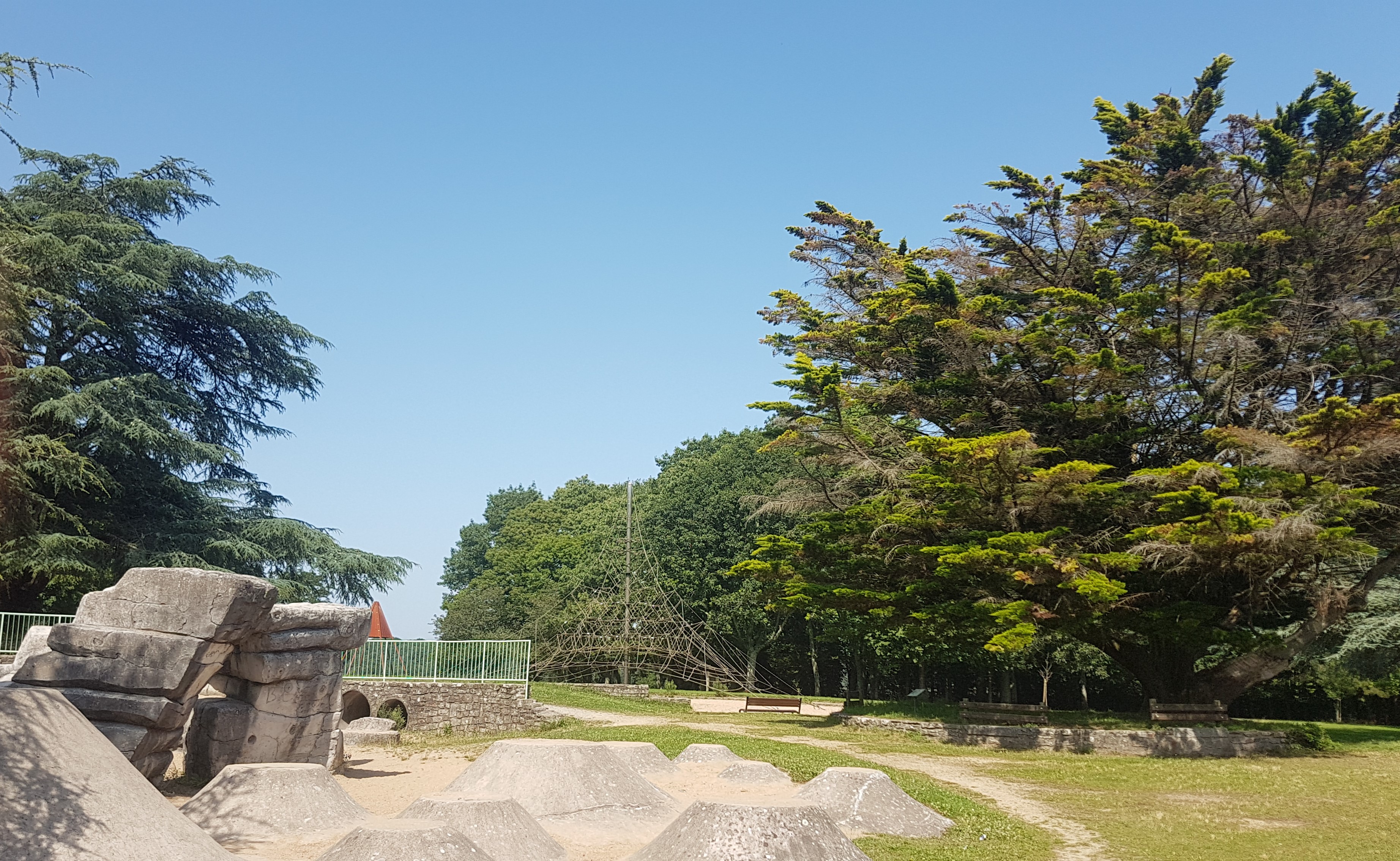ire de jeux publique, sortir avec de jeunes enfants, dans le parc du Bois du Château à Lorient (Morbihan, 56)