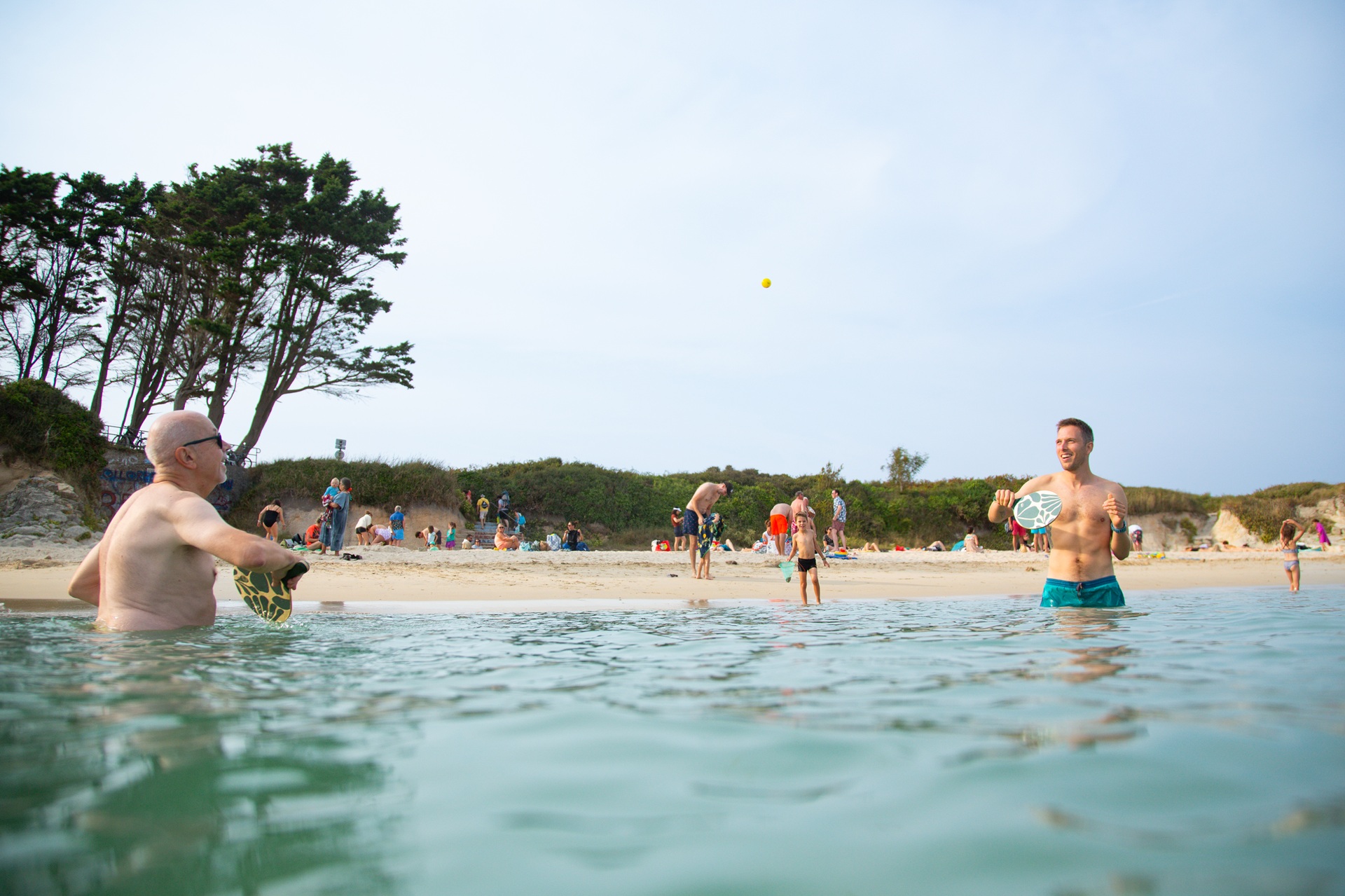 Jeu de raquette dans l'eau sur la plage du Perello à Ploemeur proche Lorient (Morbihan) 56