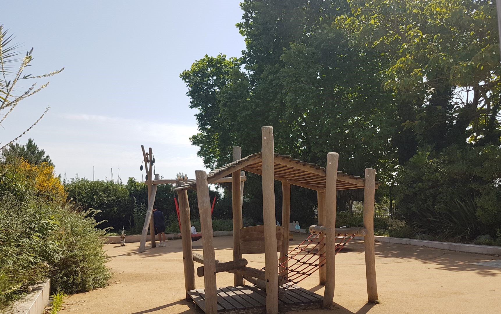 Jeu en bois pour enfants au péristyle, près du port à Lorient (Morbihan) 56