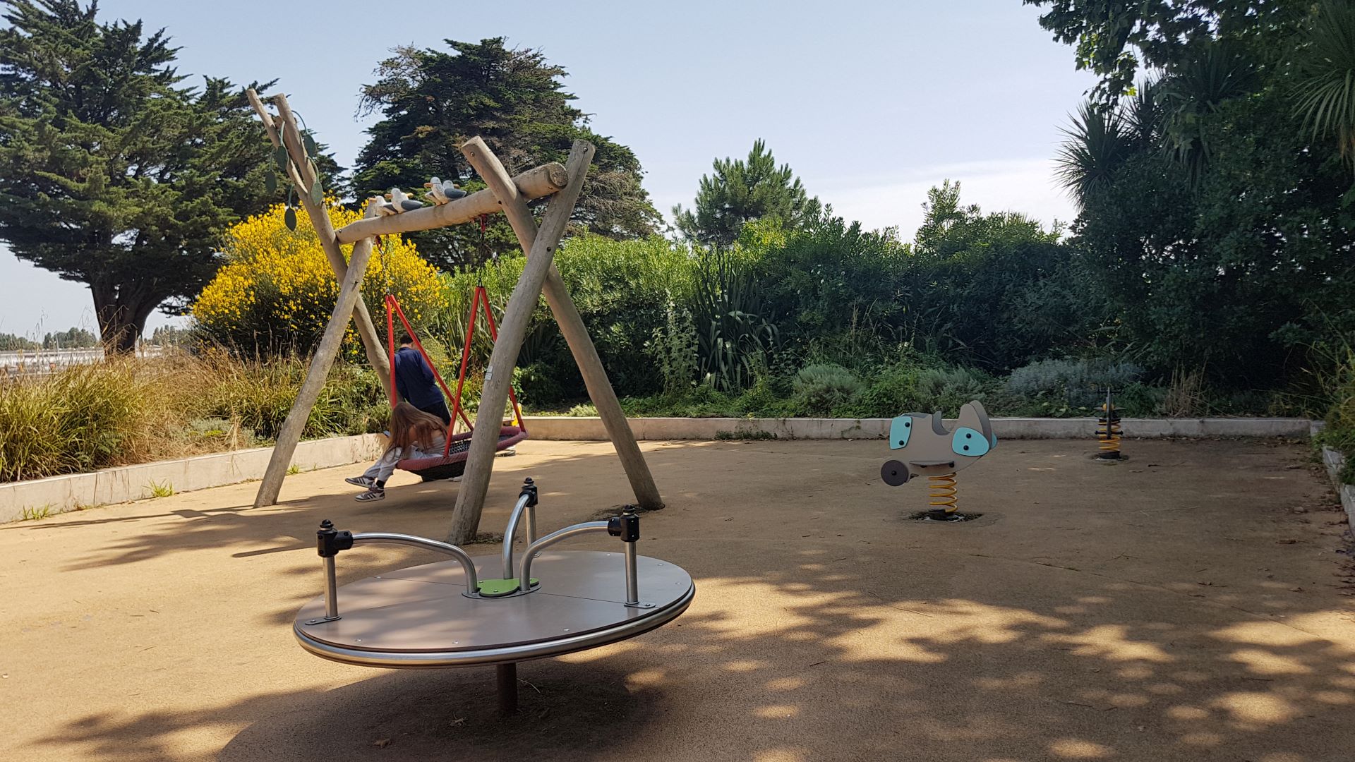 Jeux pour enfants au péristyle, près du port à Lorient (Morbihan) 56