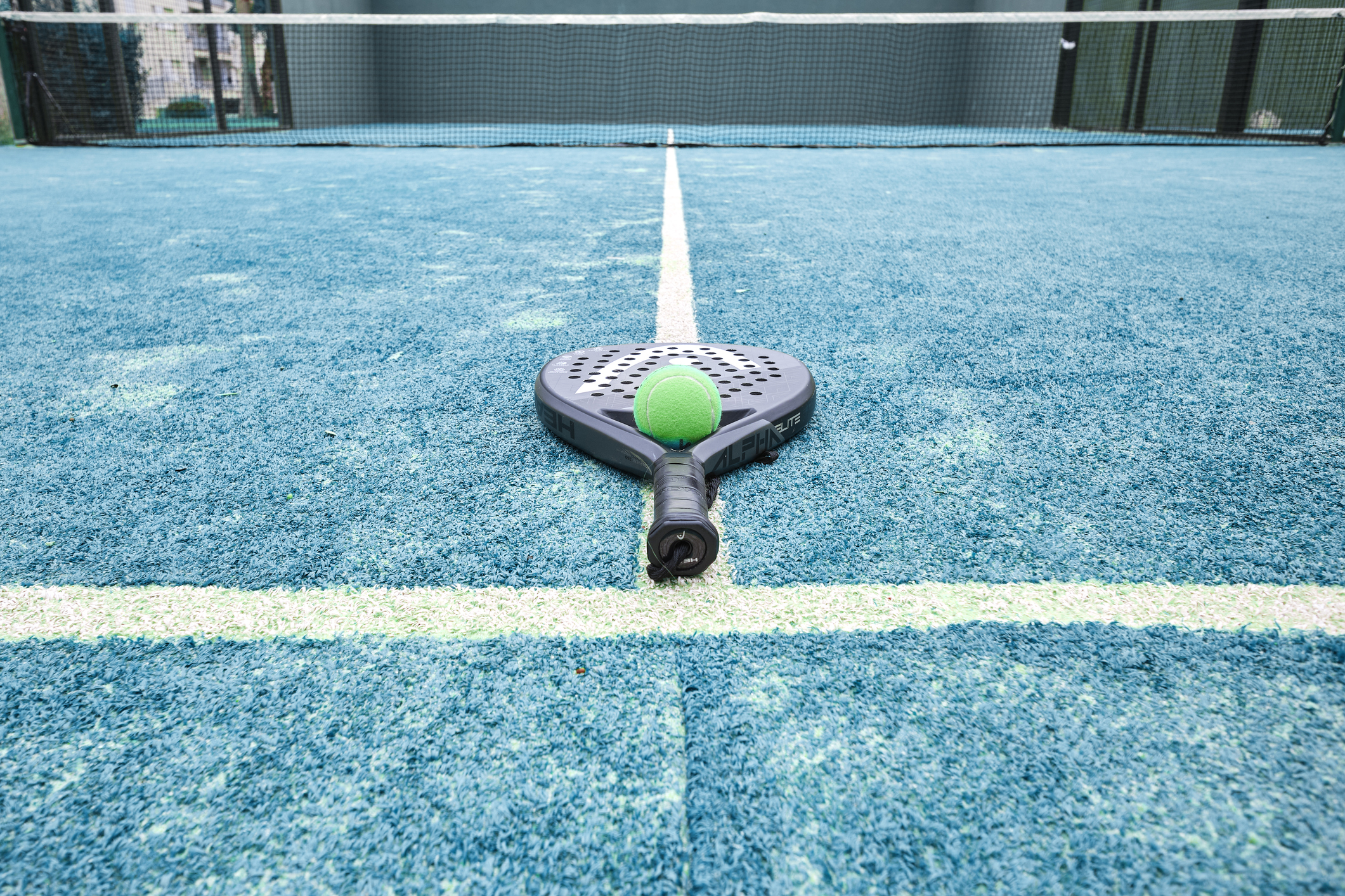 Jouez au padel au Lob Padel et partagez un moment sportif à deux pas de Lorient et des plages de Ploemeur (Morbihan, 56).