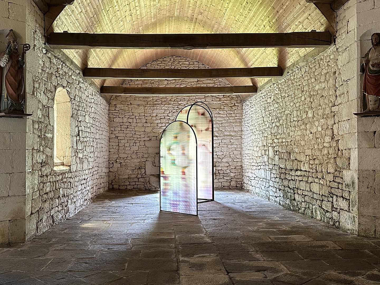 L'art dans les chapelles, exposition d'art contemporain de Guillaume Linard-Osorio , dans la chapelle de Guern, de la vallée du Blavet, à proximité de Lorient (Morbihan, 56) Bretagne Sud) Bretagne Sud