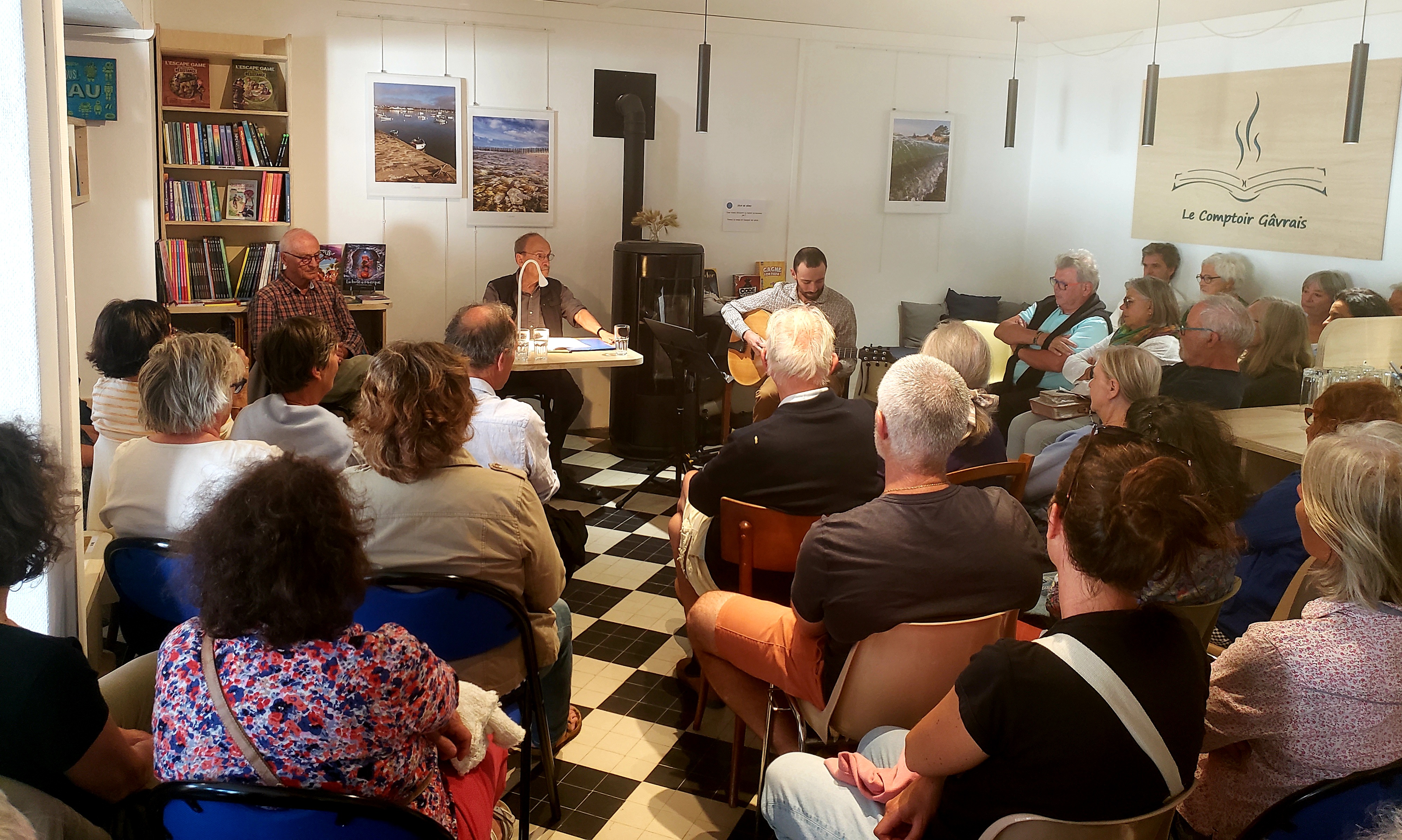 L’établissement organise également des évènements autour de la musique et de l’art en général, salle remplie de visiteurs, carrelage noir et blanc (Gâvres, Morbihan, 56