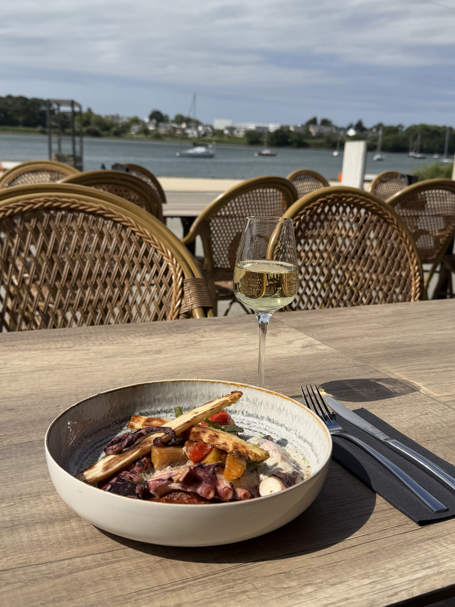 La Baleine ( bar - restaurant - event) plat du jour, pizzas, burgers, salades, planches à partager, fish & chips, plats végés, desserts maison et coupes glacées à La Base (Lorient Bretagne Sud, Morbihan,56)