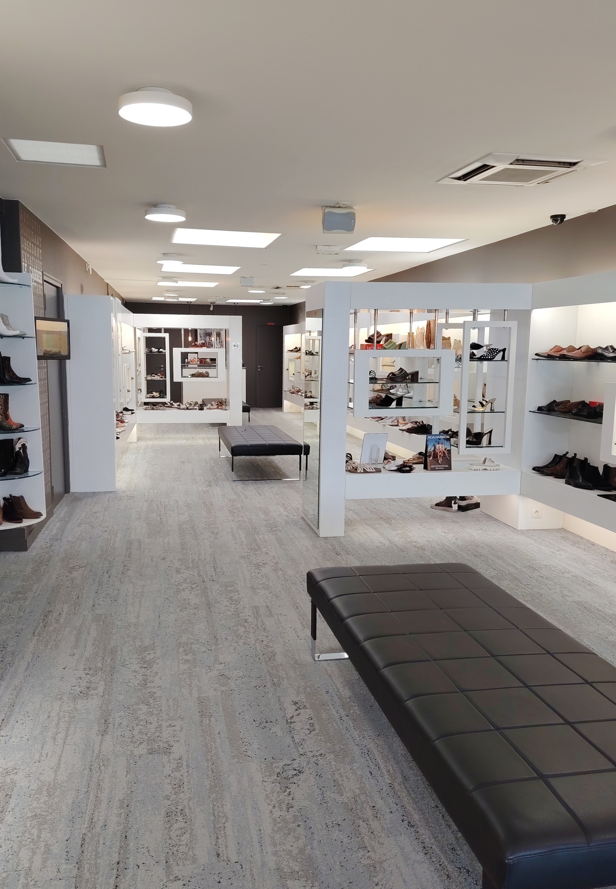 La boutique intérieure de Chaussures Le Carrer à Lanester, près de Lorient (Morbihan, 56) Bretagne Sud