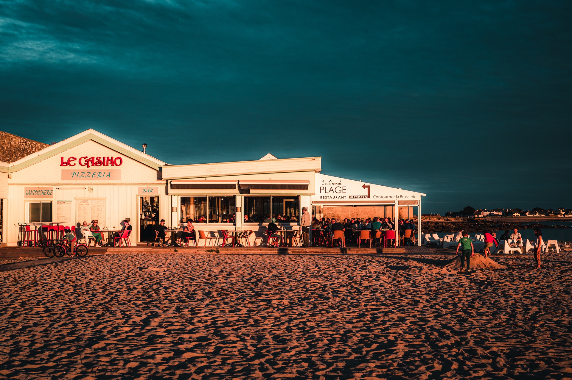 La Grande plage et ses restaurants(Morbihan) 56