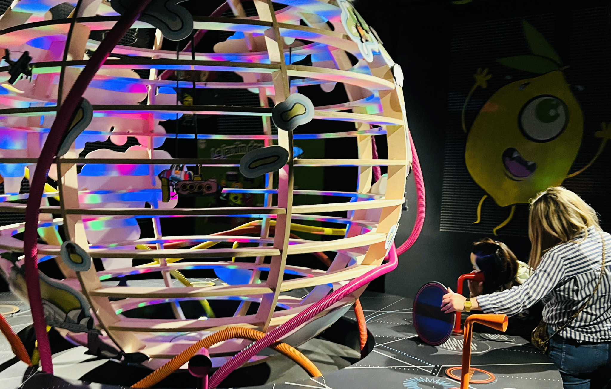 La Mappemonde à la cité du caramel carabreizh à Landévant, près de Lorient (Morbihan, 56) Bretagne Sud