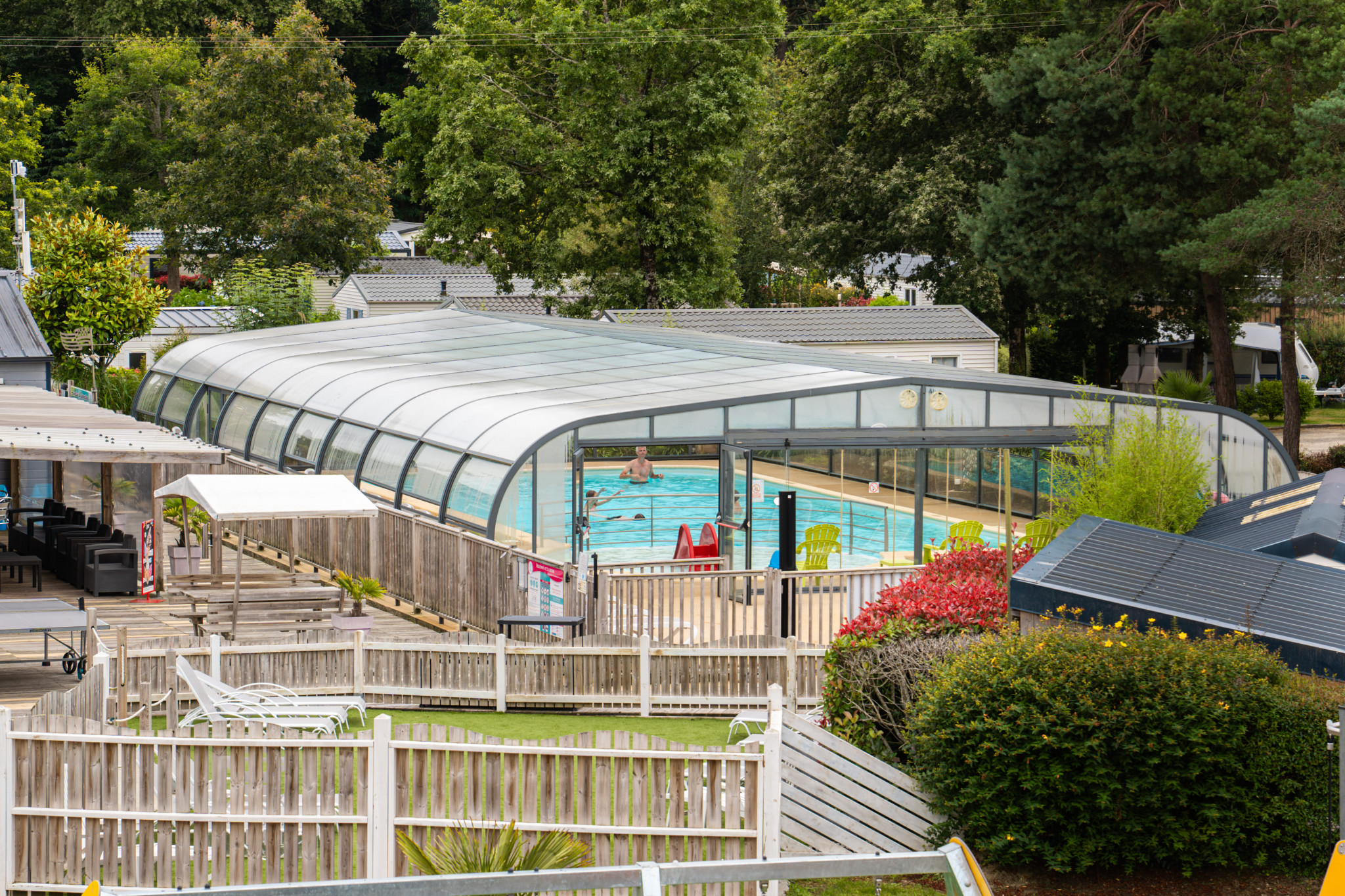 La piscine couverte et chauffée du Camping Entre Terre et Mer 3 étoiles à Pont-Scorff, proche Lorient Bretagne Sud (Morbihan, 56)