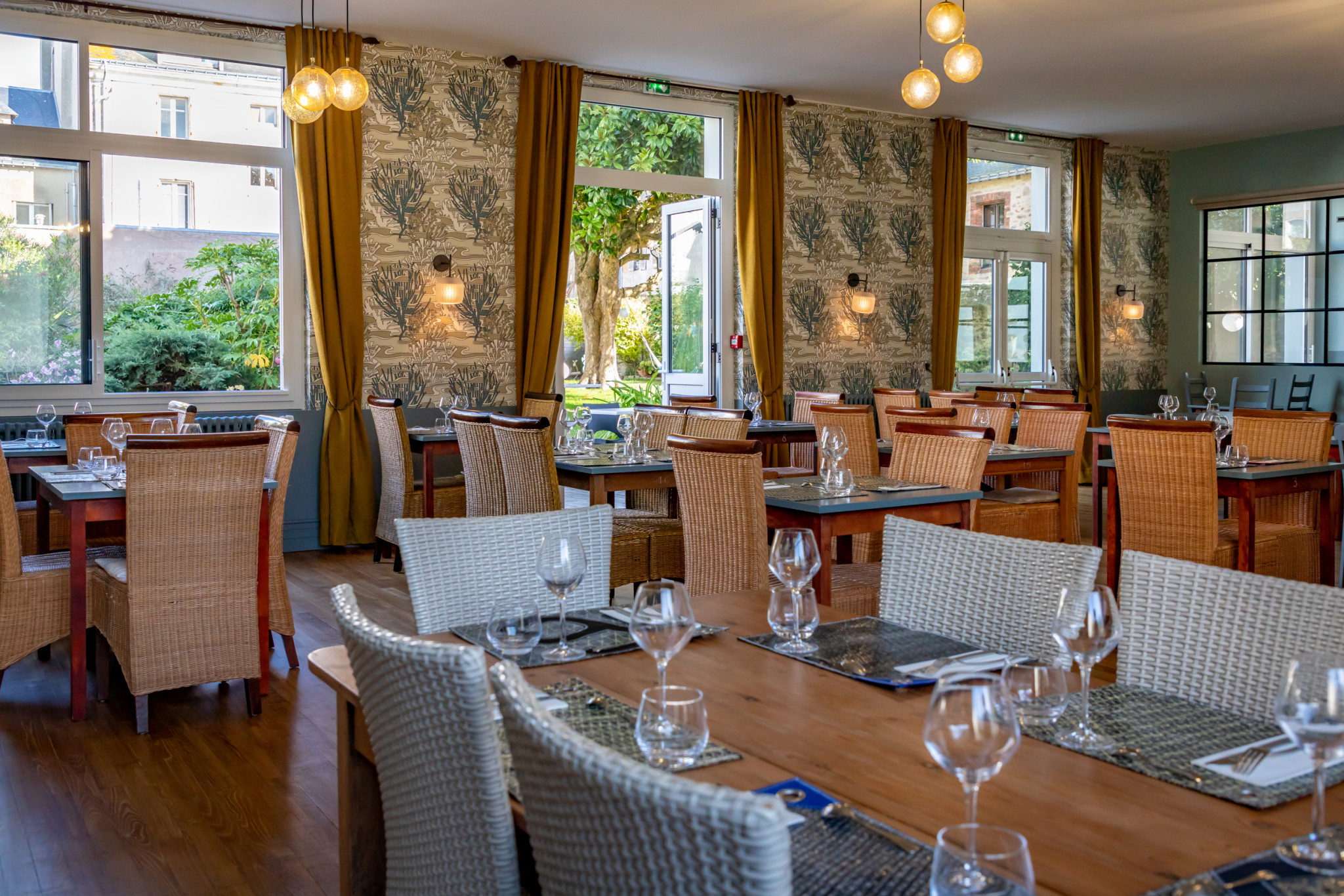 La salle de restaurant de l’hôtel, parquet et chaises de salle à manger en rotin tressé (Port-Louis, Morbihan, 56)
