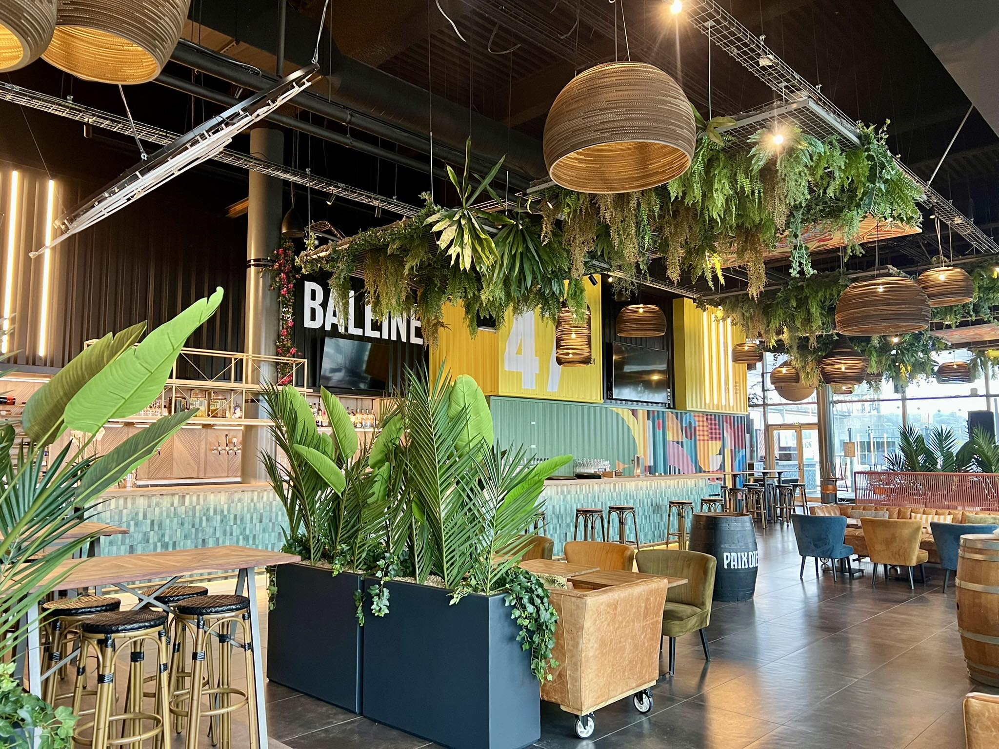 Le bar et restaurant La Baleine déshydratée vous accueille à La Base avec vue sur la rade à Lorient Bretagne Sud ( Morbihan, 56)