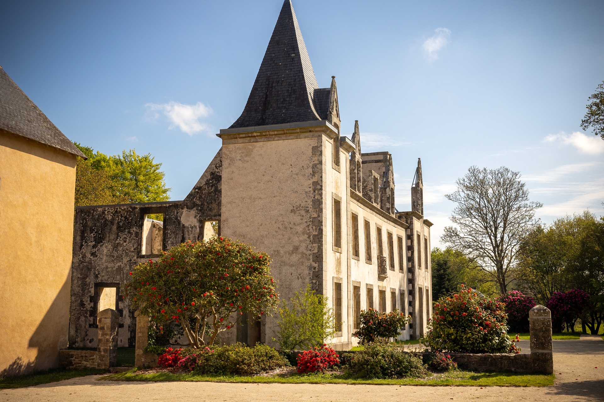 Le château de profil dans le jardin du domaine du Lain à Gestel proche Lorient (Morbihan) 56