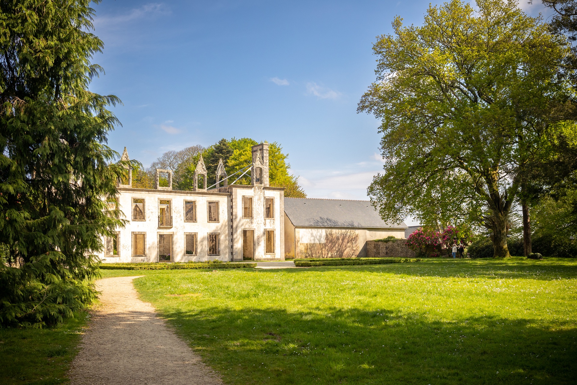 Le château en arrière plan dans le jardin du domaine du Lain à Gestel proche Lorient (Morbihan) 56