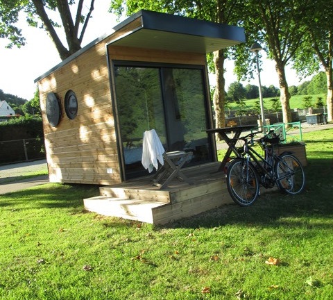 Le cube, un hébergement original, loué par le camping, face au Blavet, au calme, à 2 pas du centre ville d'Hennebont, proche de Lorient (Morbihan, 56) Bretagne Sud.