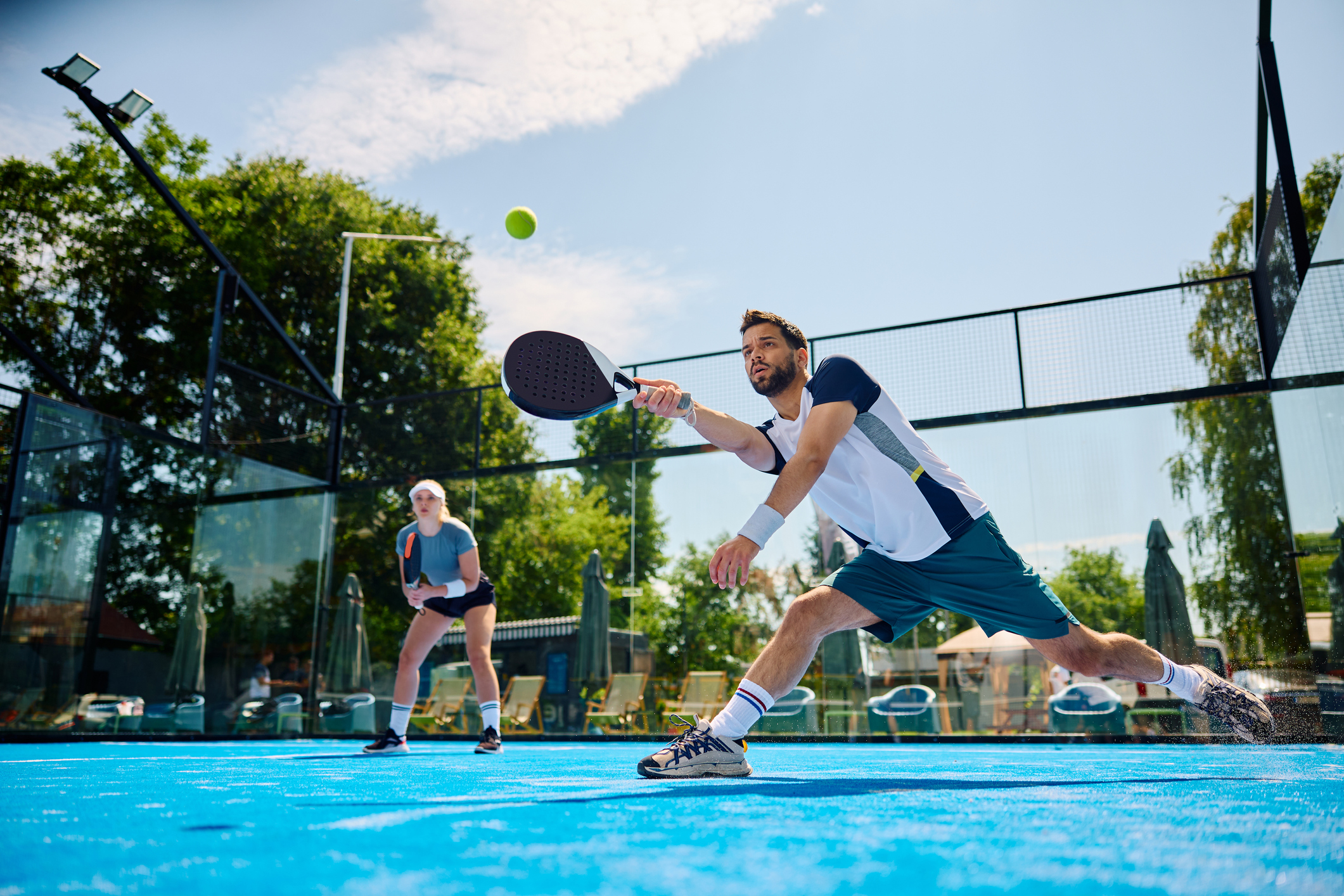 Le Lob Padel vous accueille à Ploemeur pour pratiquer le padel dans une ambiance conviviale et dynamique (Morbihan, 56).