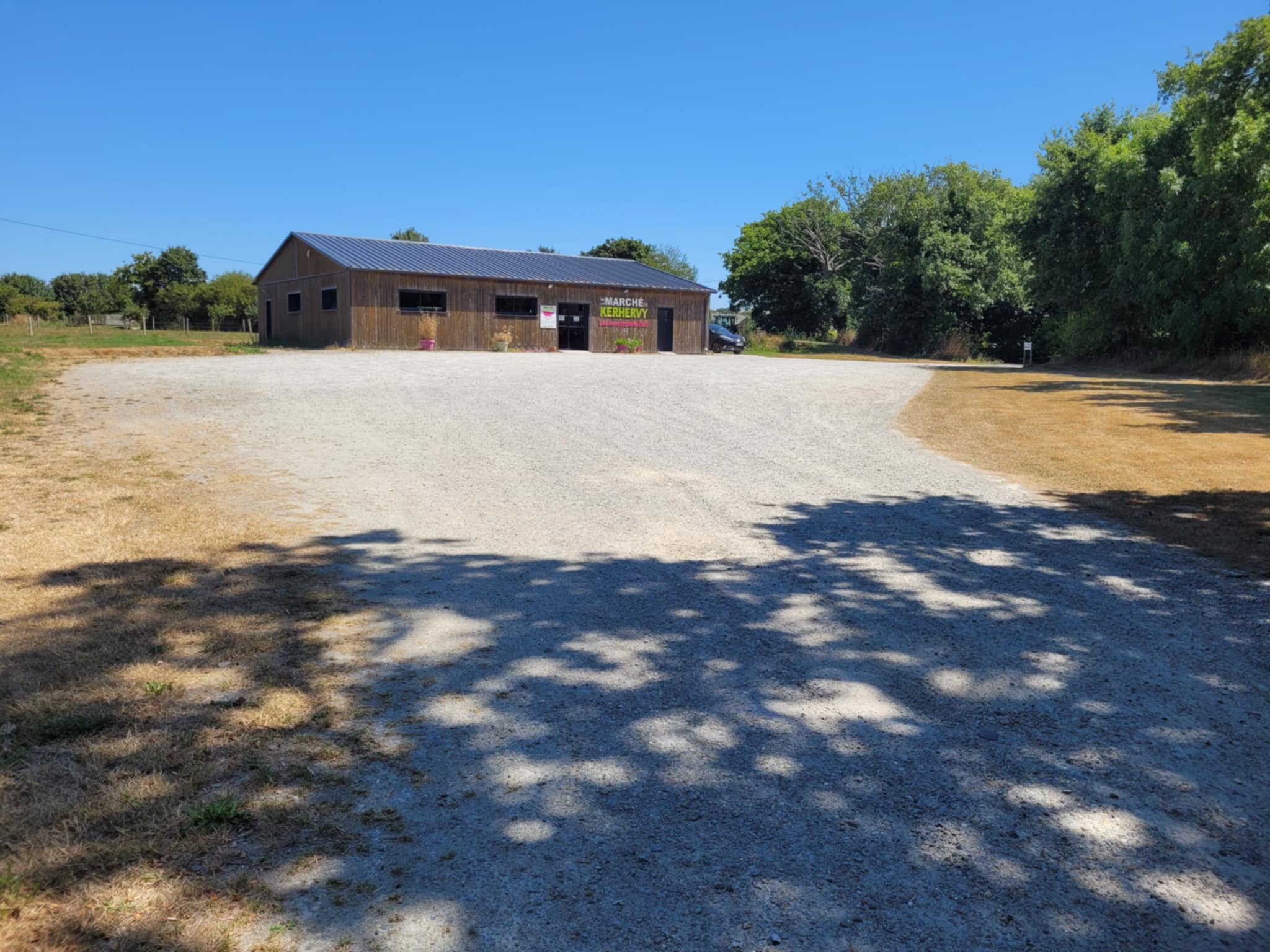 Le marché de Kerhervy, situé au milieu de la verdure à Lorient Bretagne Sud (56, Morbihan).