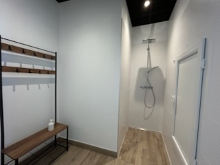 Le vestiaire et cabine de douche de Antre 2 Ô , à Hennebont, près de Lorient (Morbihan, 56) Bretagne Sud