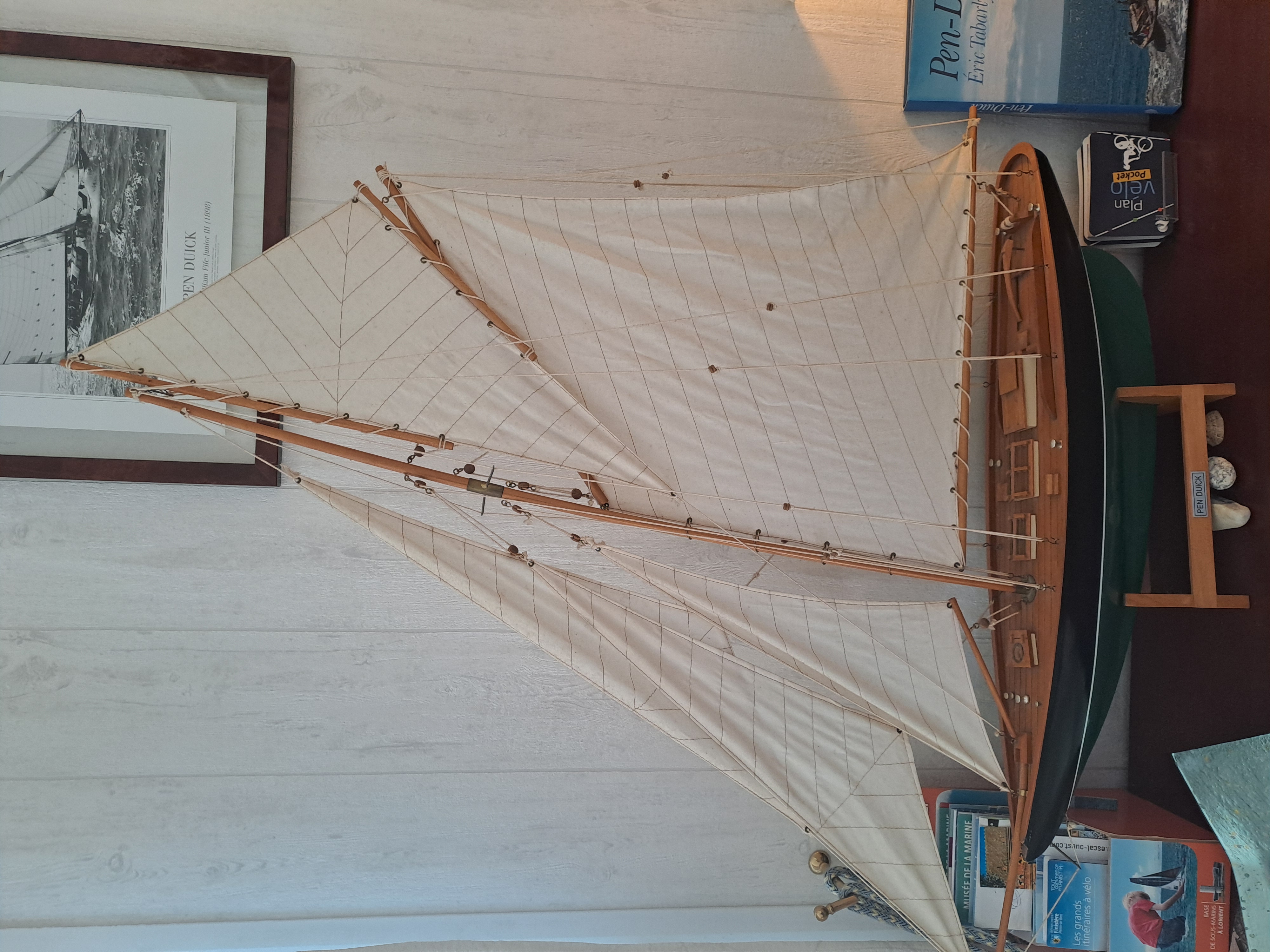 Maquette Pen Duick d'Eric Tabarly à la maison d'hôte pour 4 personnes La Masana, 3 épis aux gîtes de France à Lorient, Bretagne Sud (Morbihan, 56)