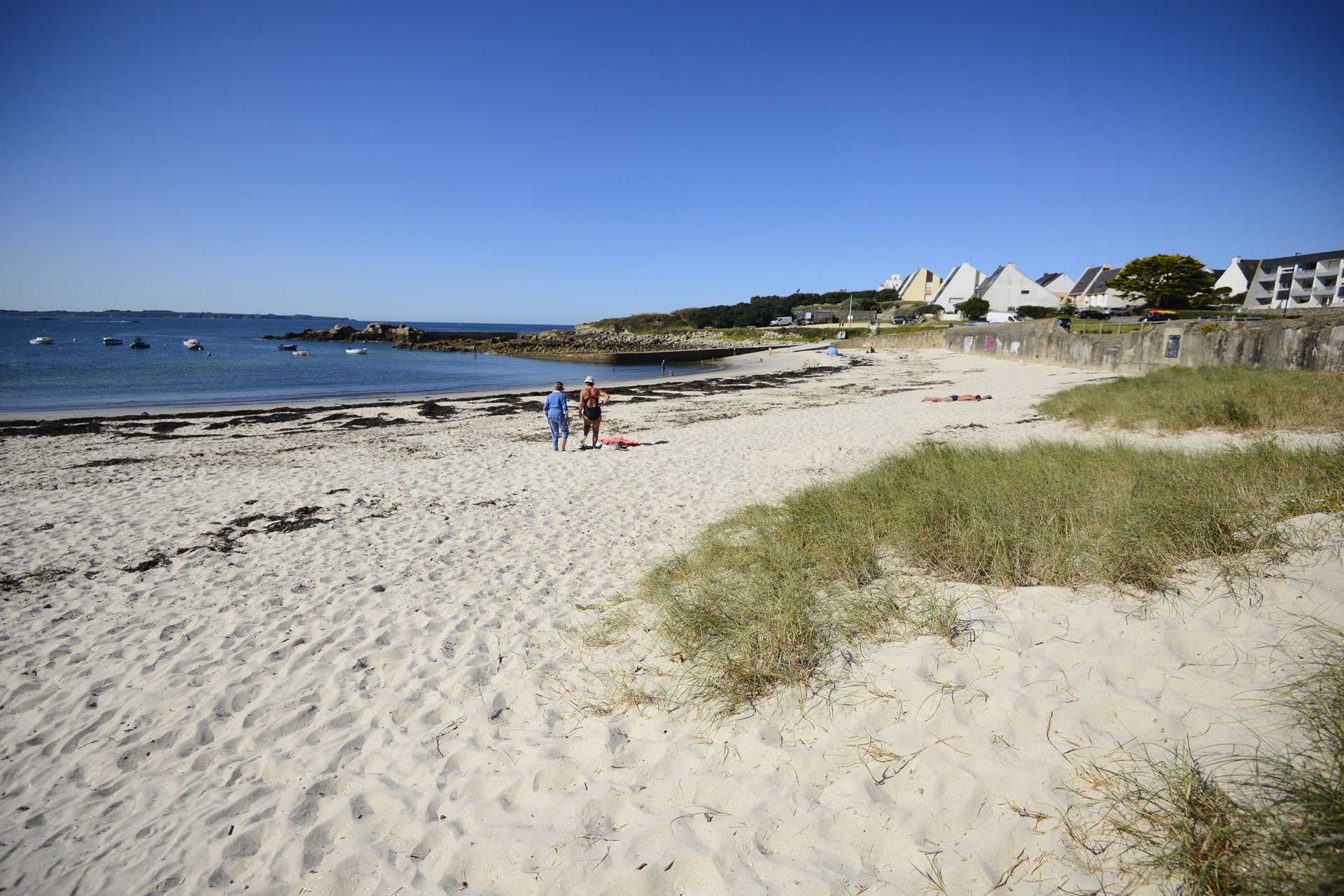 Marcheurs sur la plage du Courégant à Ploemeur (Morbihan) 56