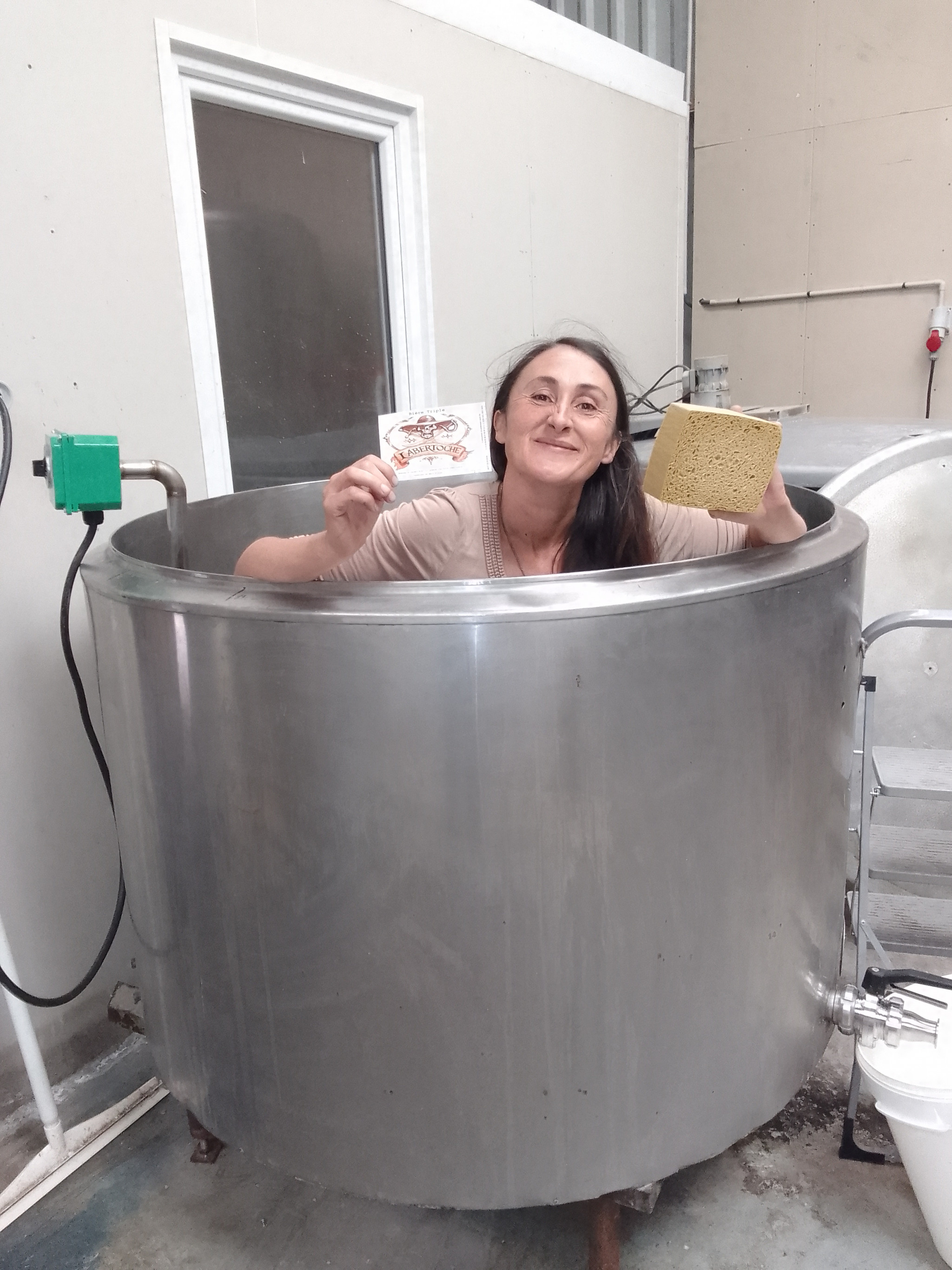 Myriam Ernst, de la microbrasserie artisanale Yermat, pose dans l’une de ses cuves de brassage (Locmiquélic, Morbihan, 56)