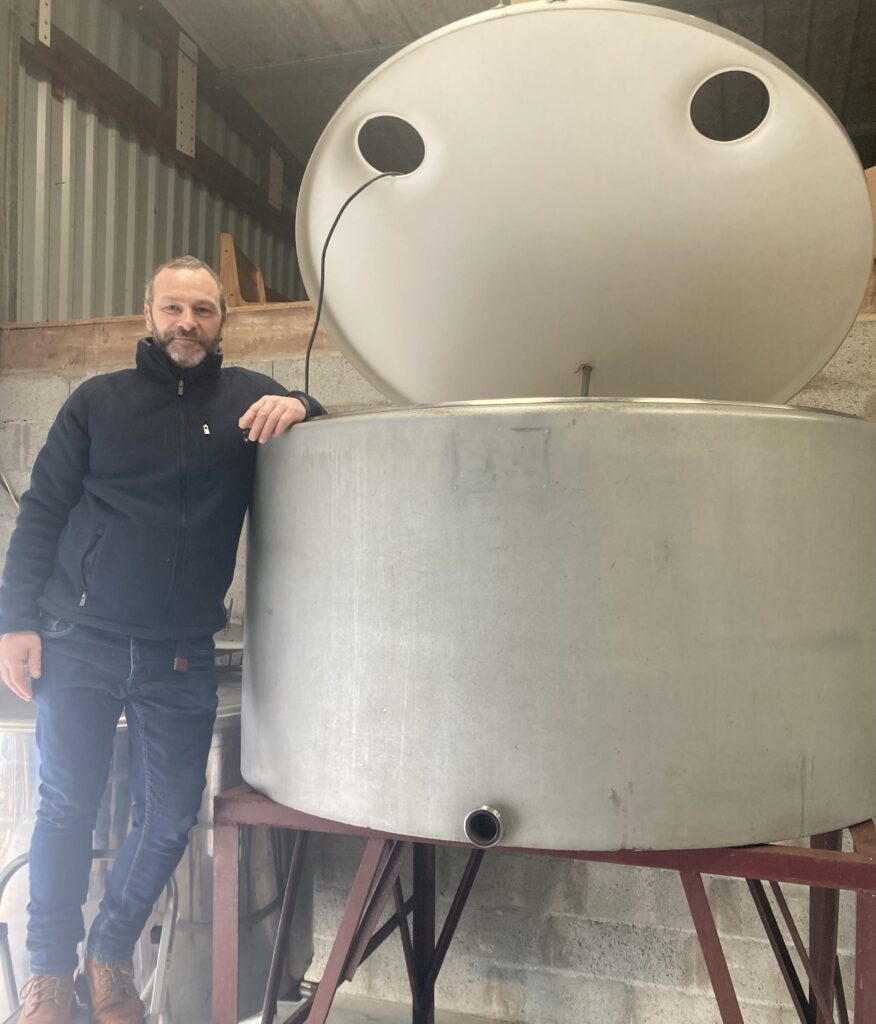 Olivier Ernst, créateur de la microbrasserie artisanale Yermat, pose devant sa cuve de brassage (Locmiquélic, Morbihan, 56)