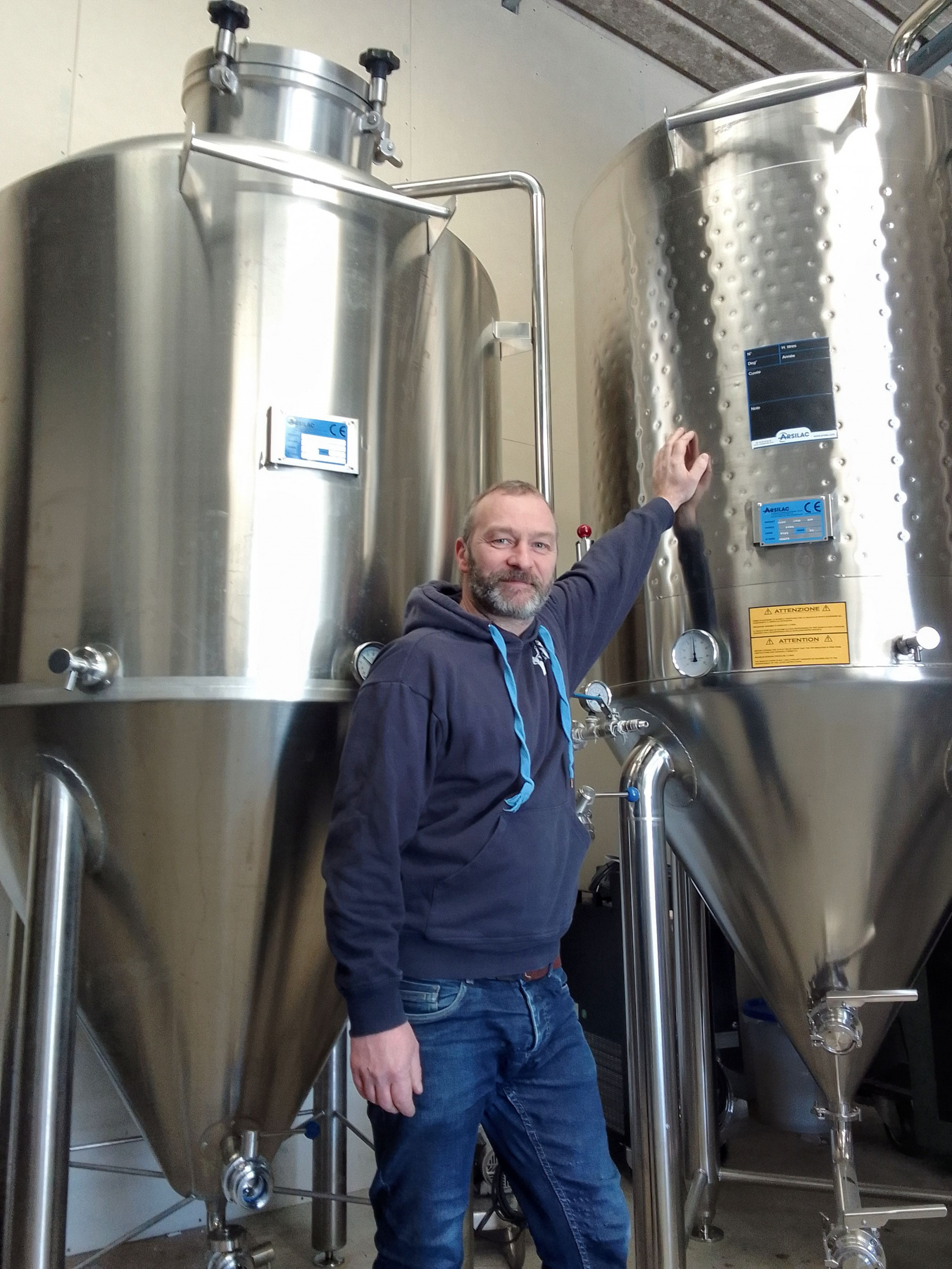 Olivier Ernst, de la microbrasserie artisanale Yermat, pose devant ses cuves de brassage (Locmiquélic, Morbihan, 56)