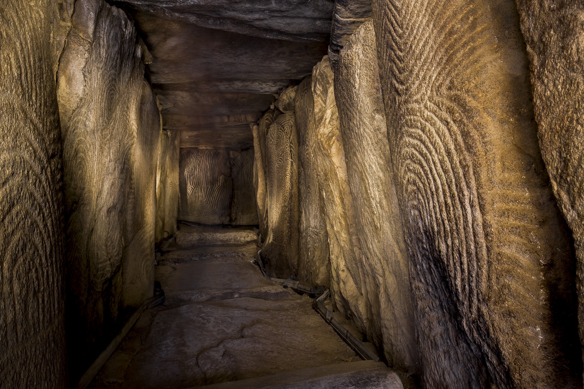 Ornementations gravées à Cairns de Gavrinis à Larmor-Baden proche de Lorient Bretagne Sud (56 Morbihan)
