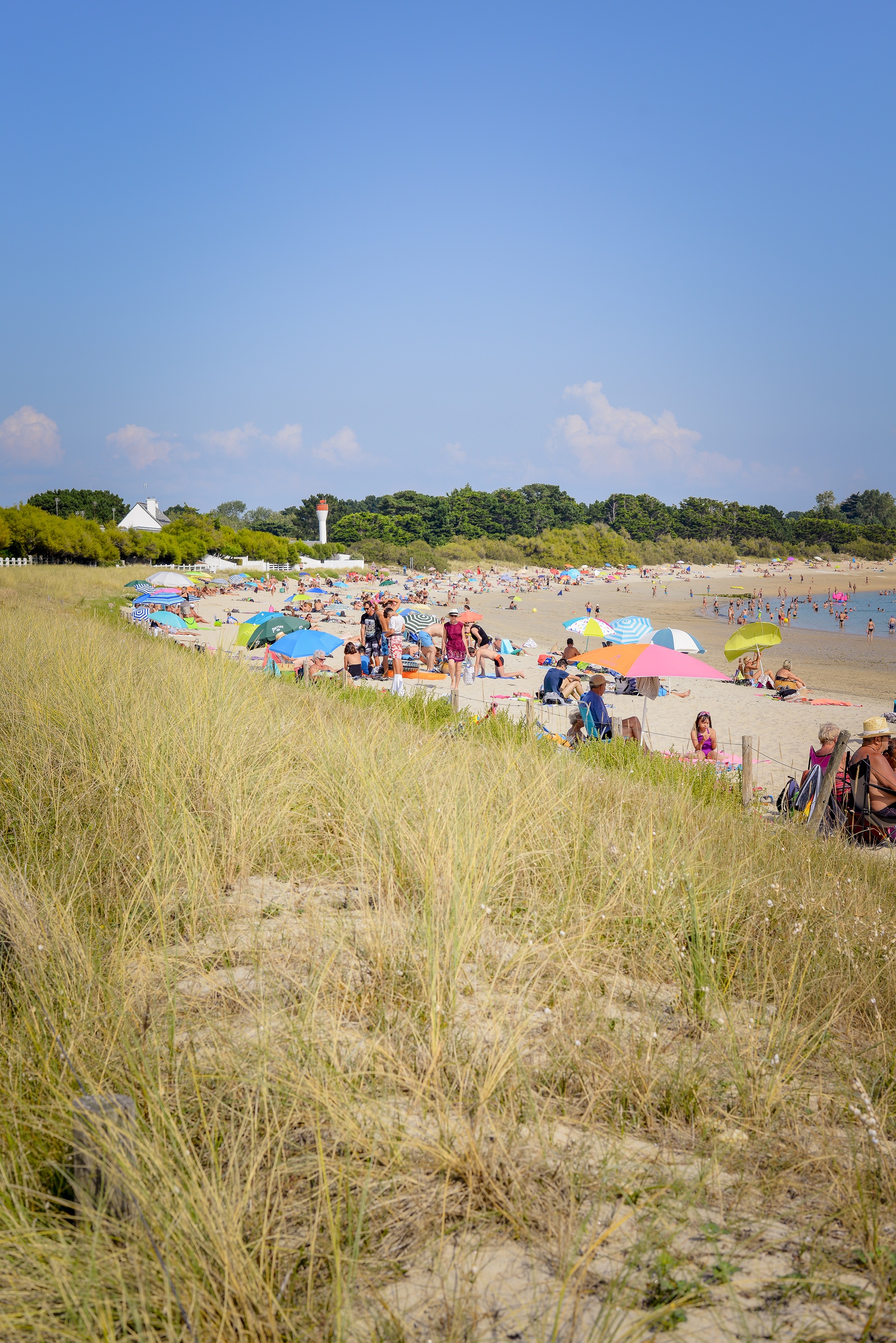 Parasols colorés sur la plage de l'anse du Stole à Ploemeur (Morbihan) 56