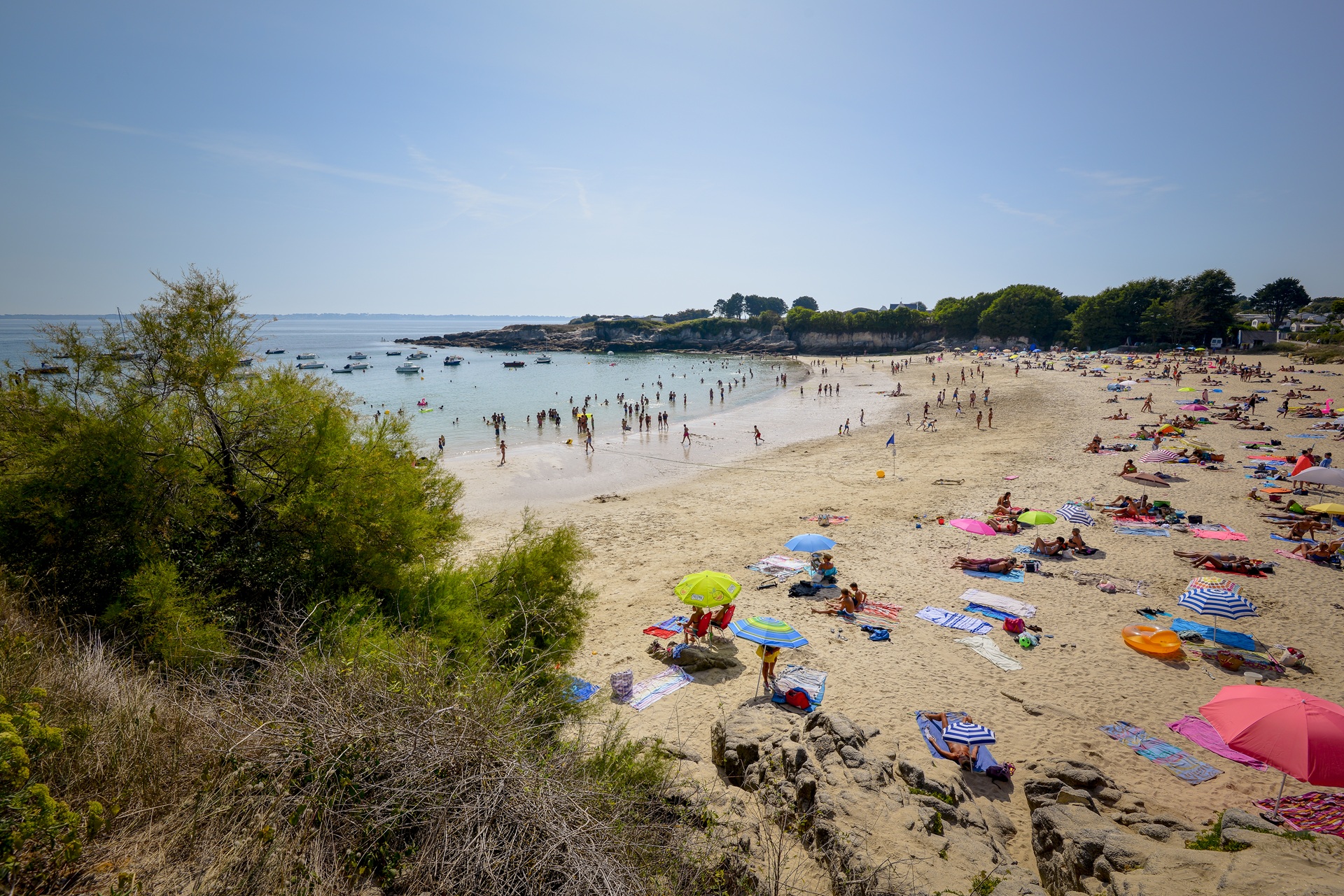 Parasols colorés sur la plage du grand Perello à Ploemeur (Morbihan) 56