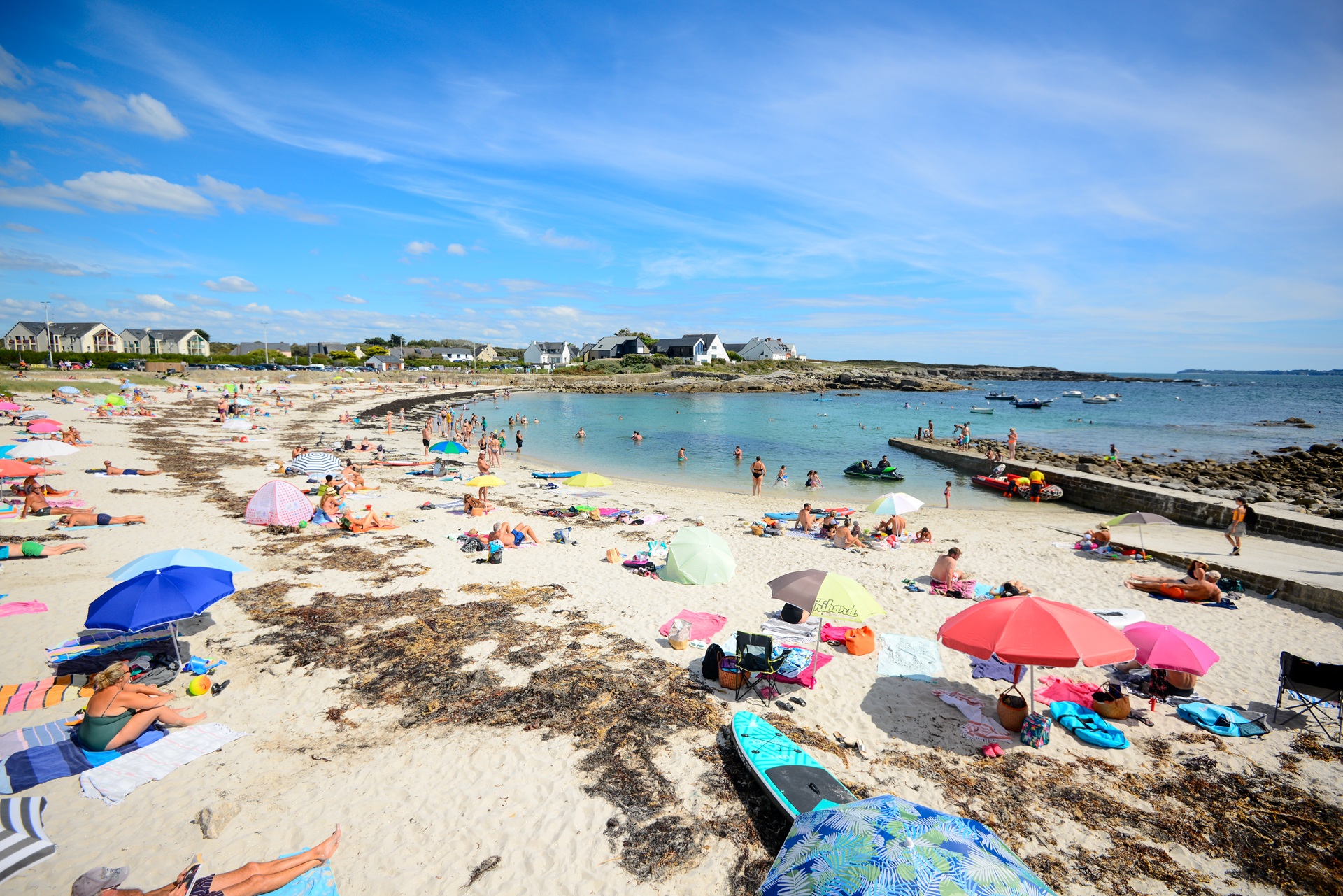 Parasols sur la plage du Courégant à Ploemeur (Morbihan) 56