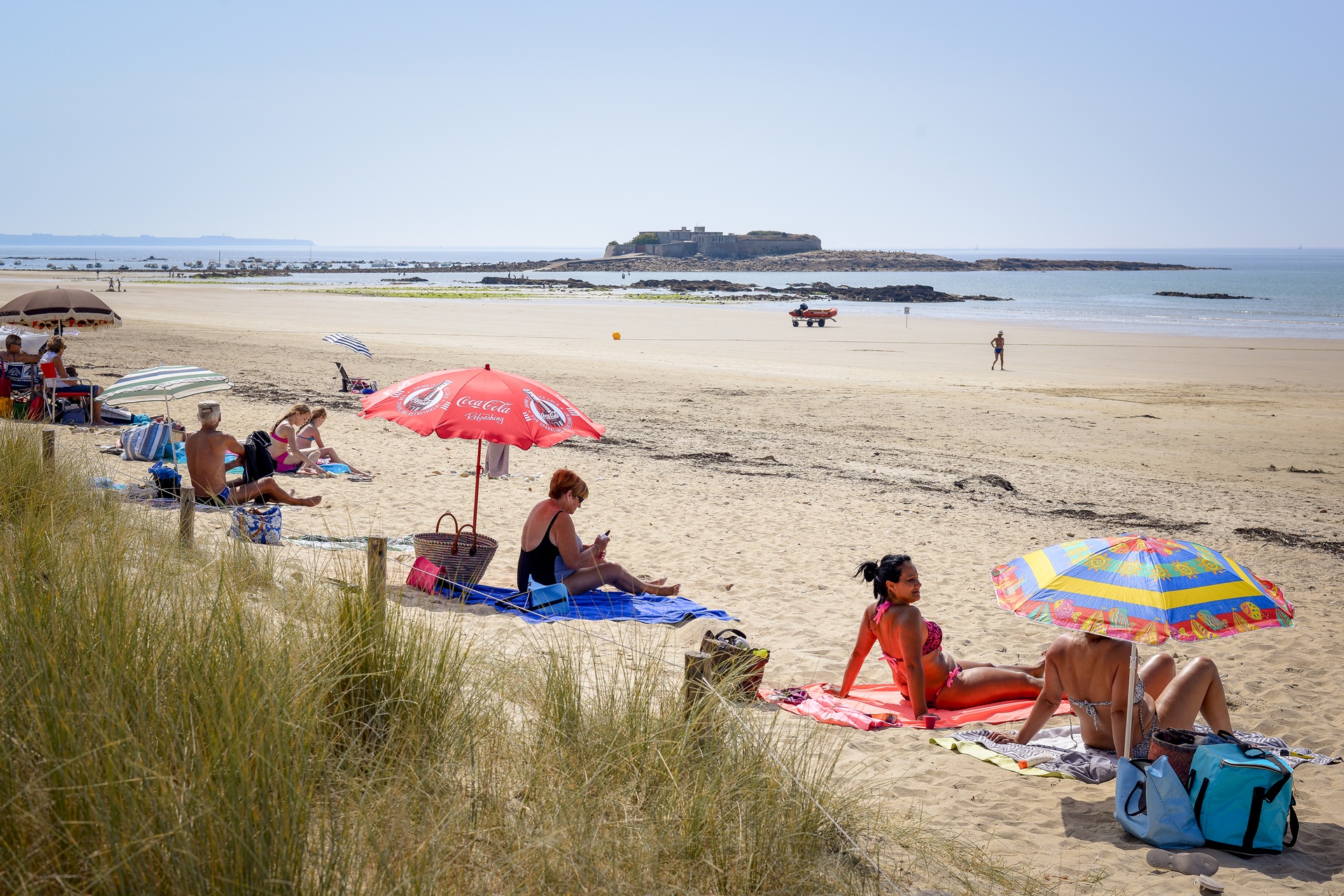 Parasols sur la plage du Fort Bloqué-vue sur le fort à Plœmeur (Morbihan) 56