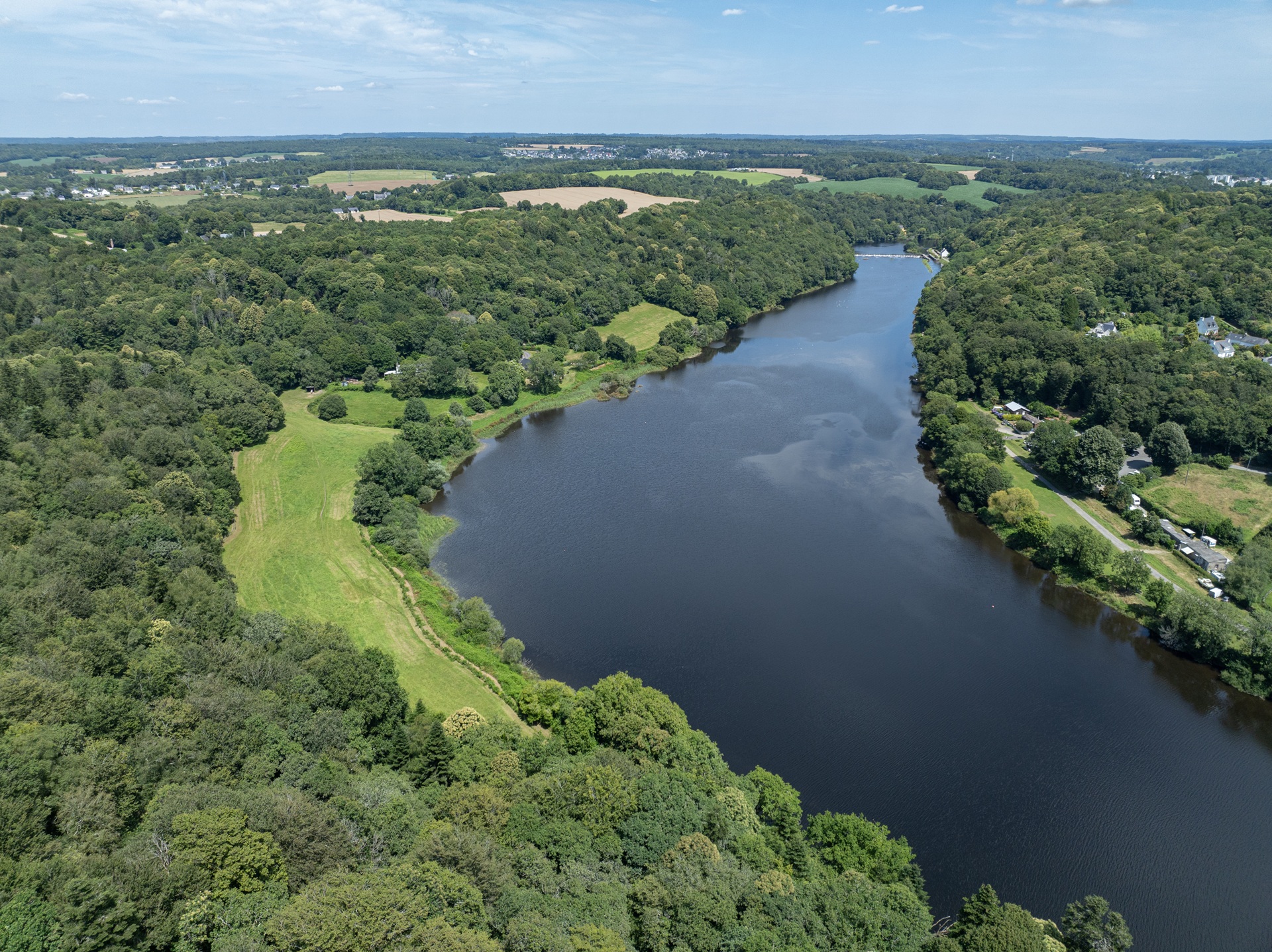 Perpective aérienne sur le bois du Hingair et sur le Blavet à Hennebont proche Lorient (Morbihan) 56