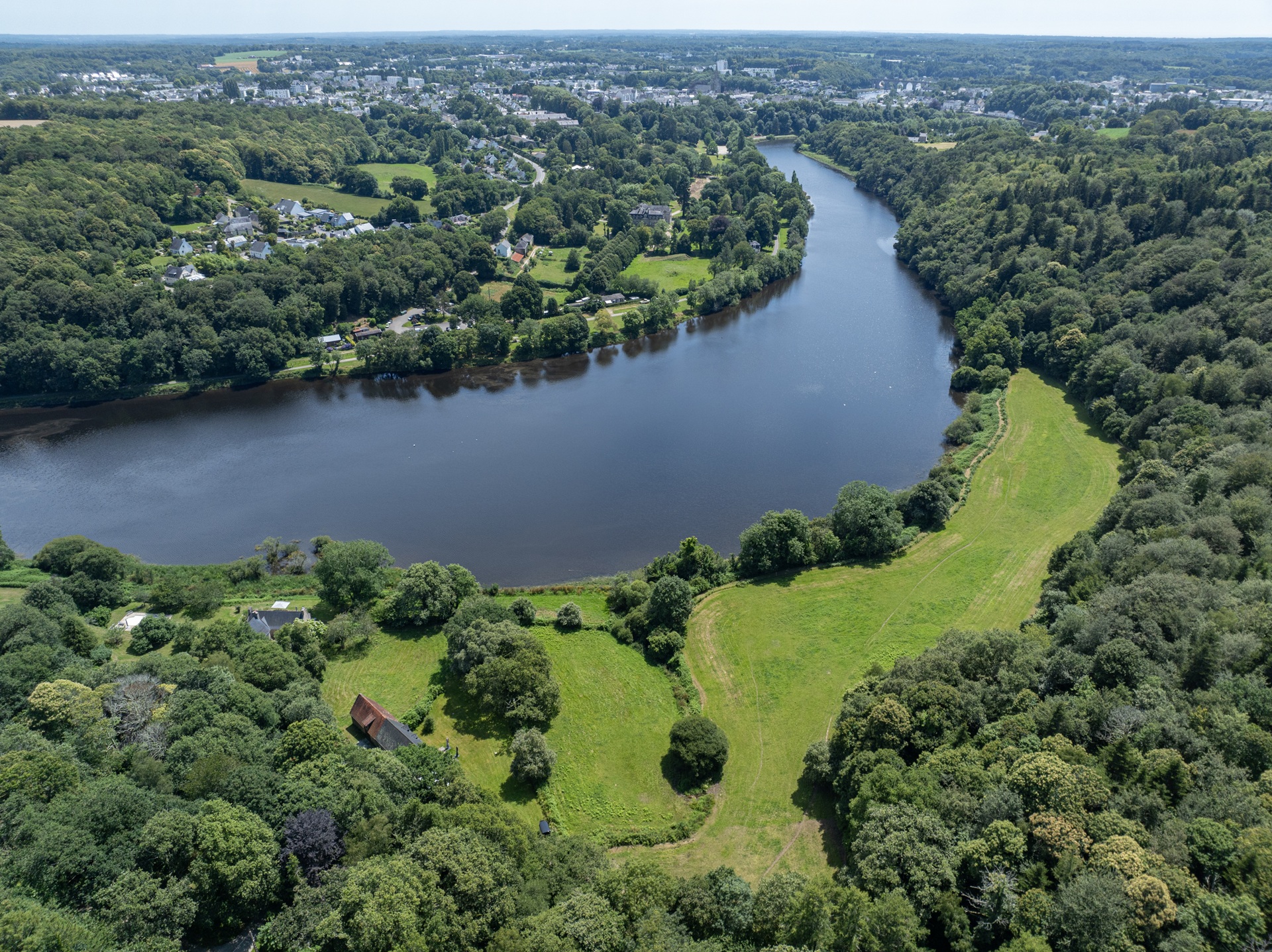 Perpective aérienne sur le bois du Hingair, les prairies et sur le Blavet à Hennebont proche Lorient (Morbihan) 56