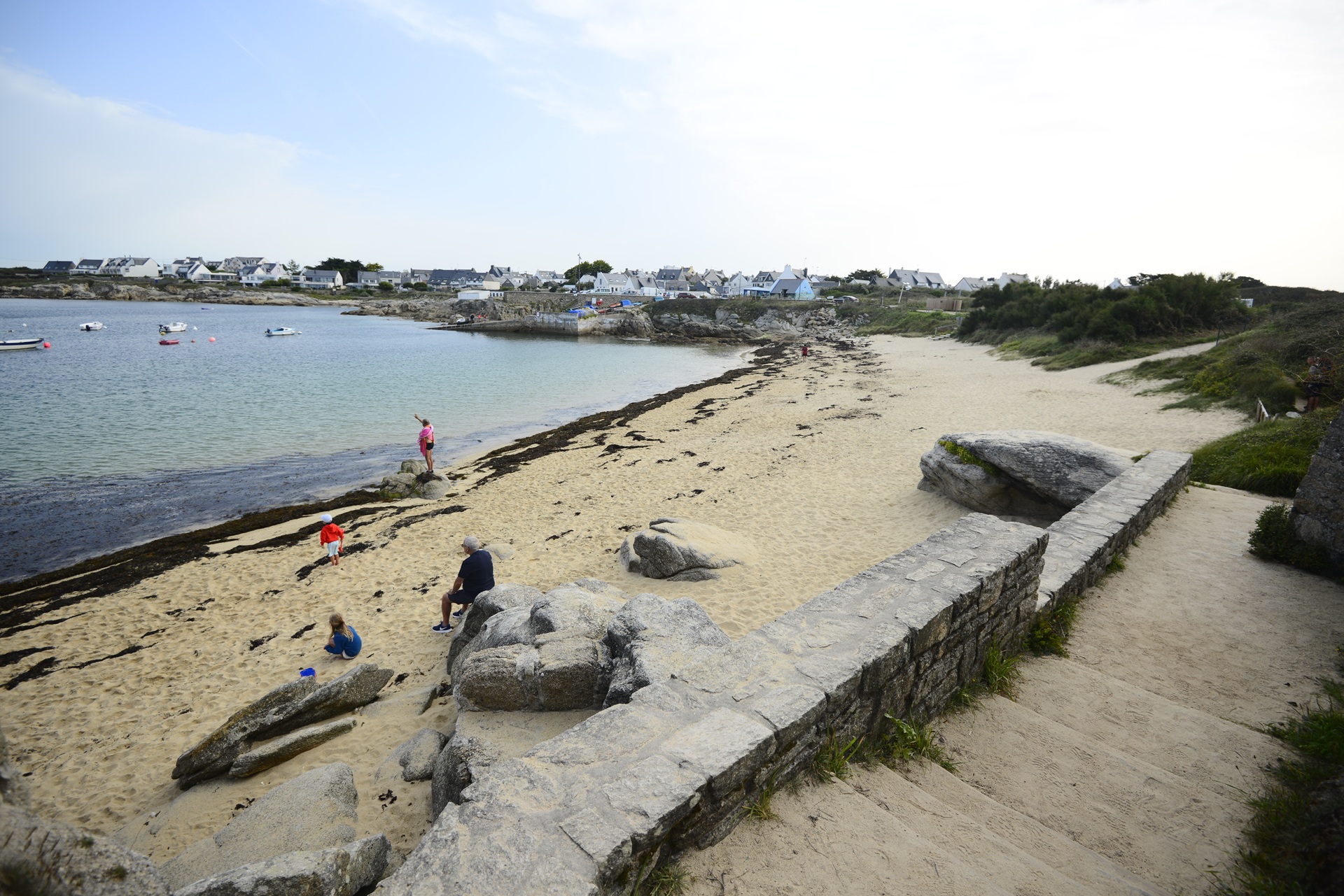 Personne assis sur la plage de Kerroc'h à Ploemeur (Morbihan) 56