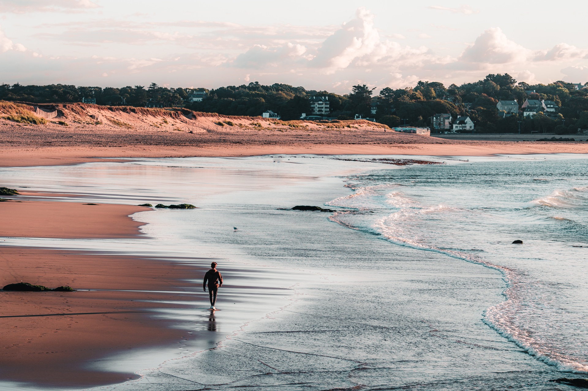 Personne marchant sur la plage du bas-Pouldu à Guidel-Plages (Morbihan) 56