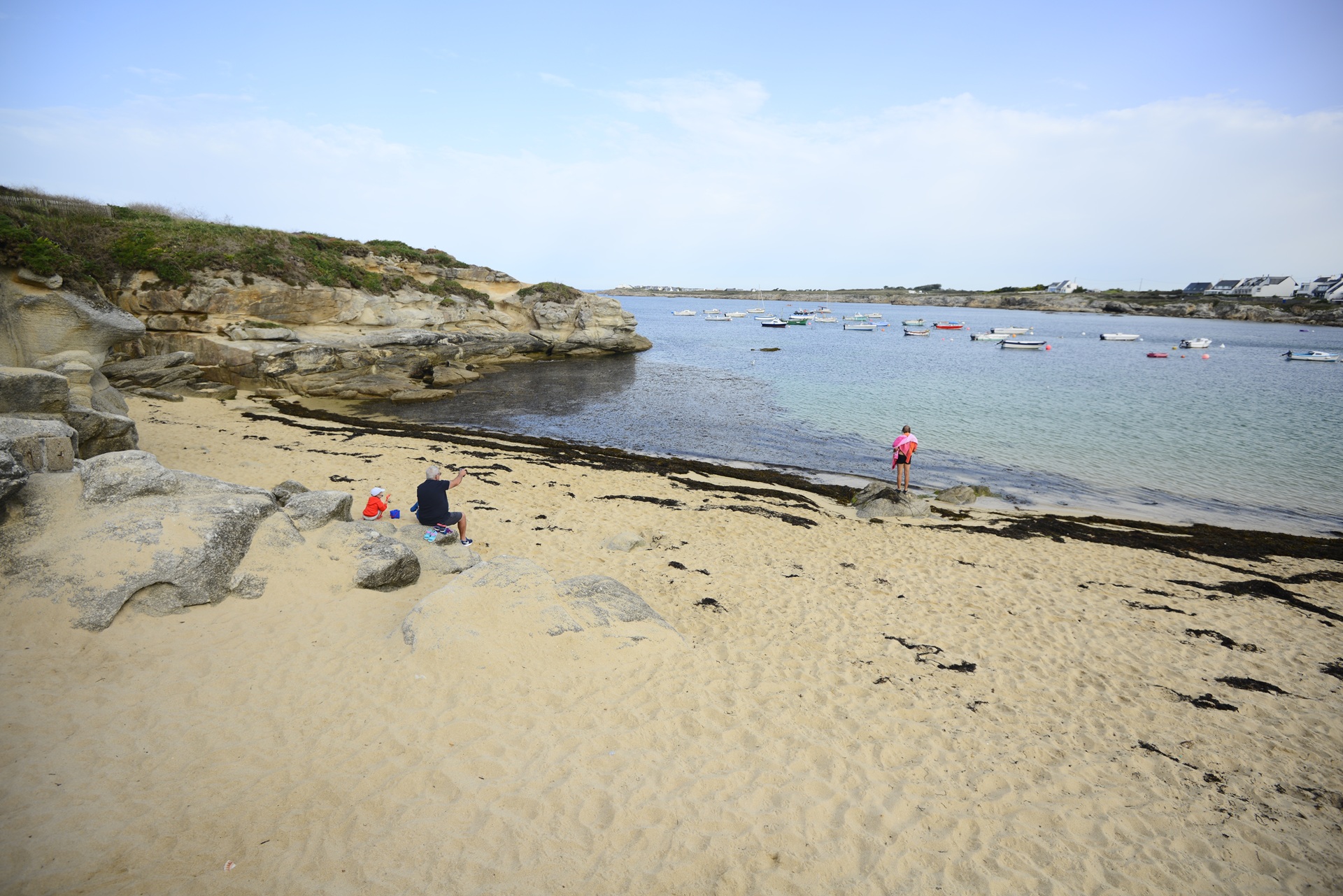 Personnes sur la plage de Kerroc'h à Ploemeur (Morbihan) 56