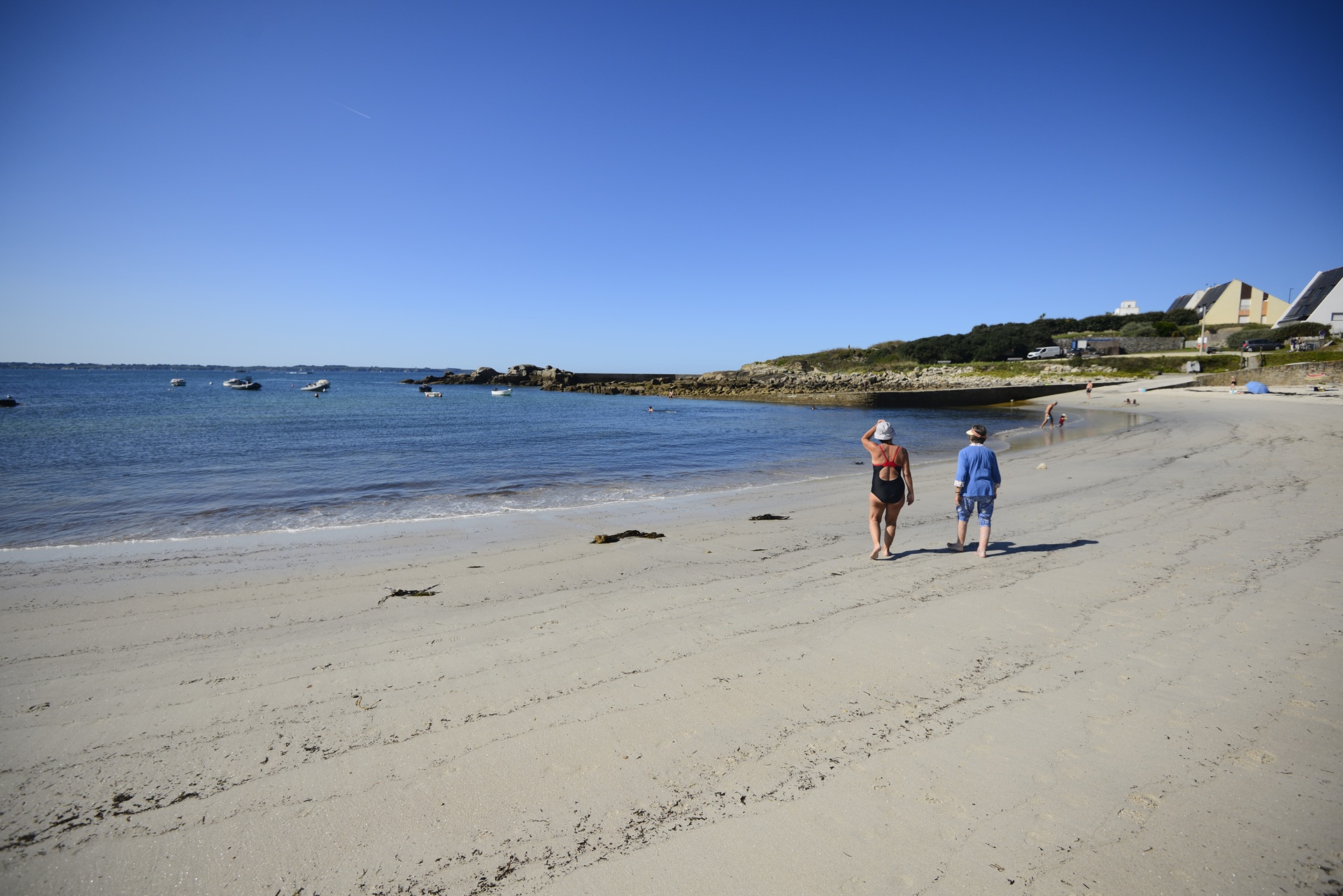 Personnes sur la plage du Courégant à Ploemeur (Morbihan) 56