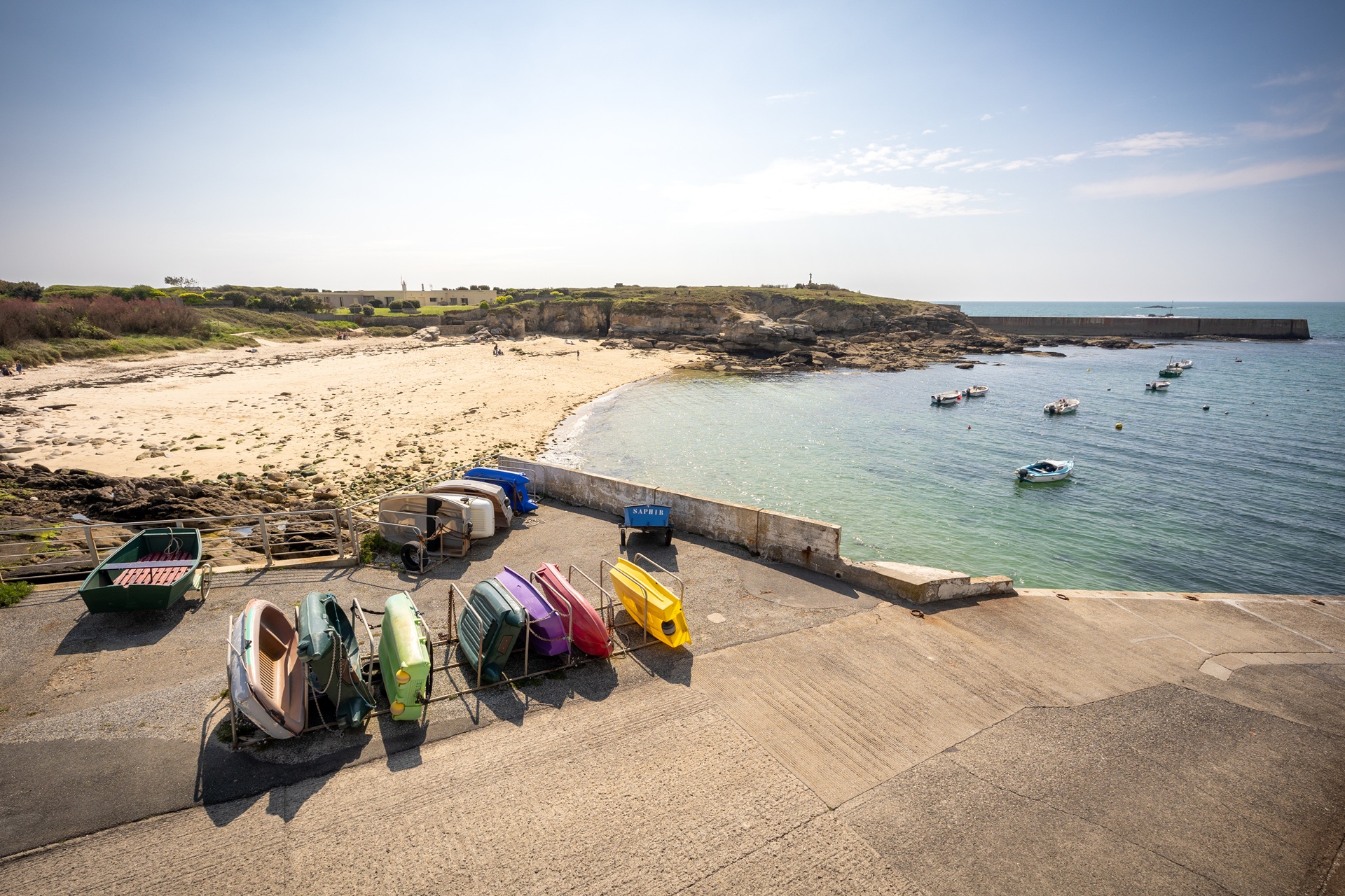 Petites embarcations à côté de la plage de Kerroch à Ploemeur proche Lorient (Morbihan) 56