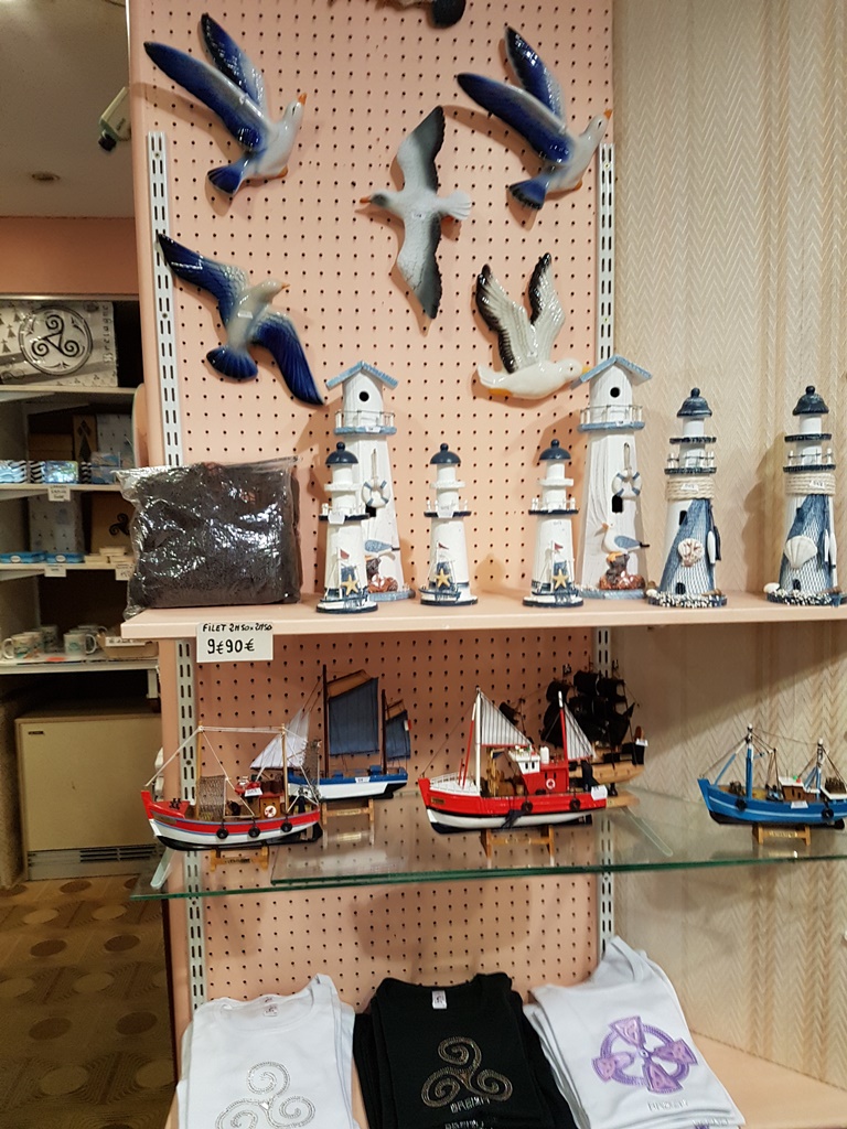 Phares en bois, maquettes de bateaux, voiliers, boules de chalut, porte-clefs, magnets trouvez votre souvenir de Bretagne dans le magasin Horizon Ouest à Lorient Bretagne Sud (Morbihan, 56)