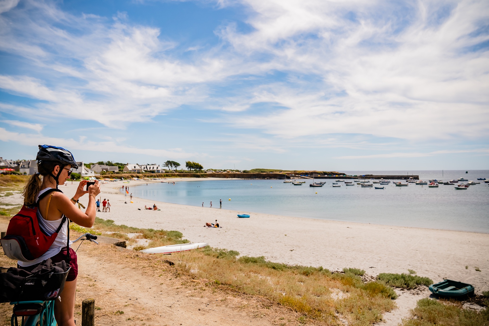 Plage de Locmaria et cycliste à l'île de Groix (Morbihan) 56