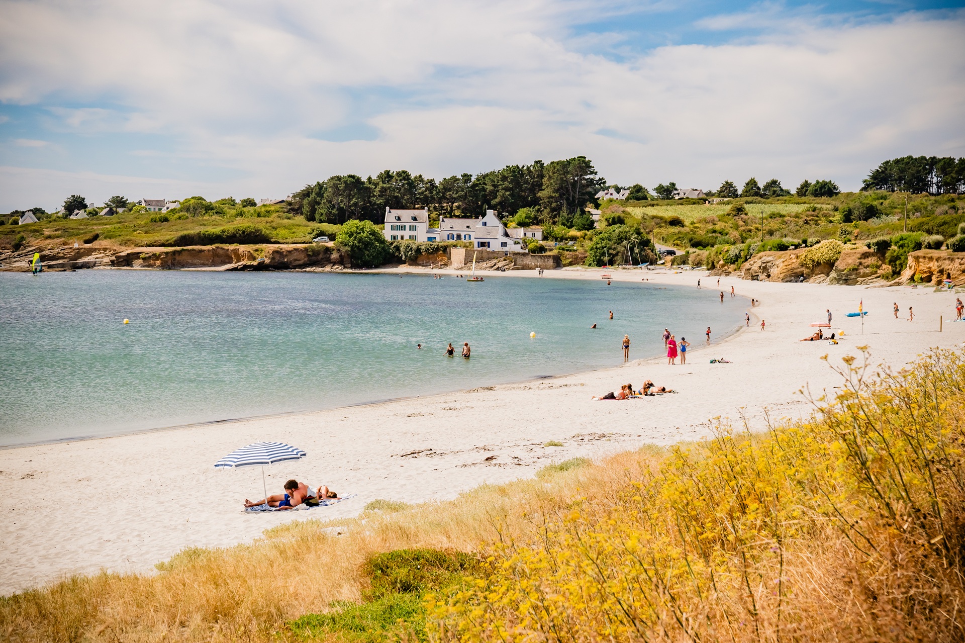 Plage de Locmaria et parasol à l'île de Groix (Morbihan) 56