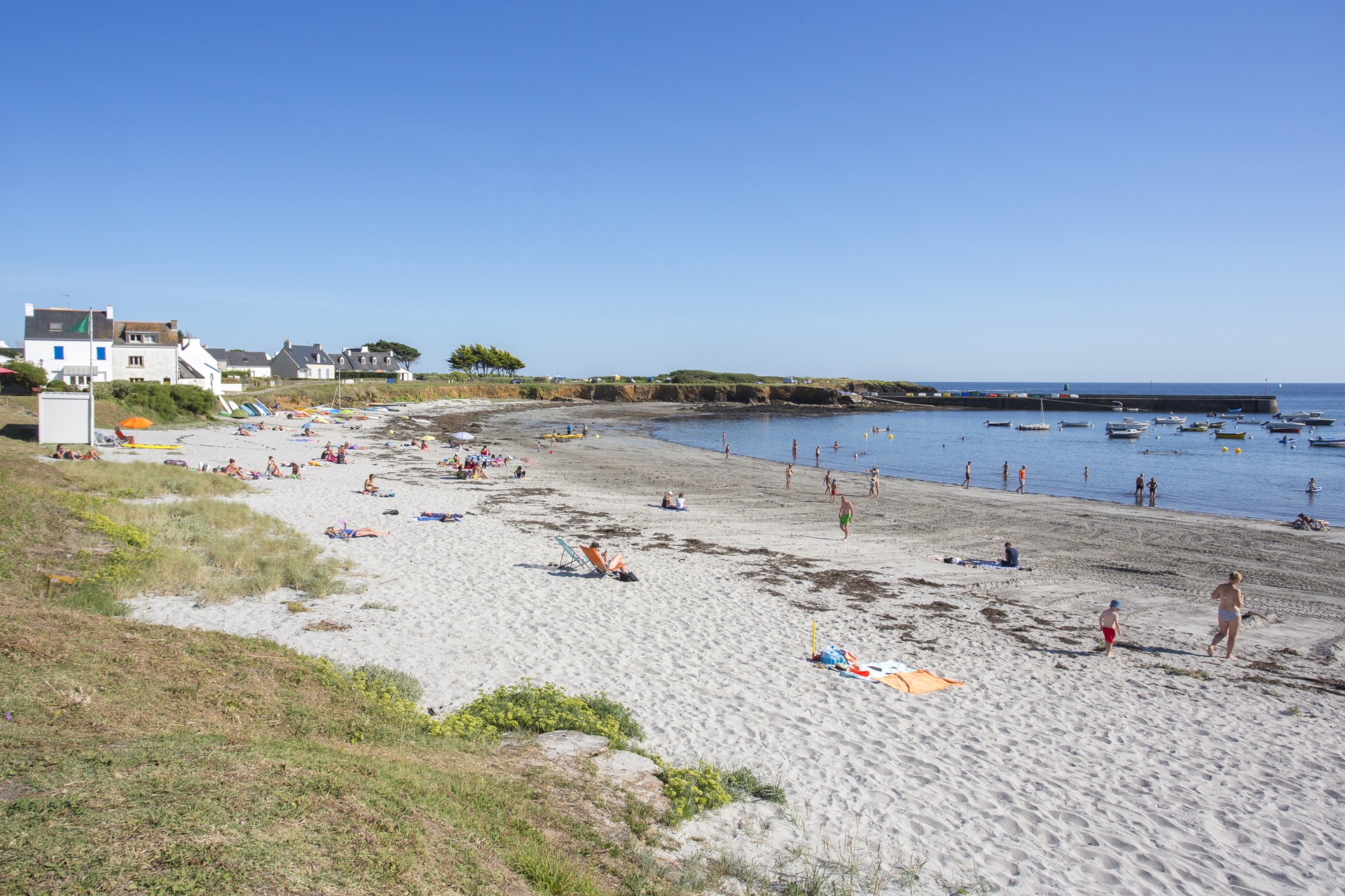 Plage de Locmaria et vue sur les habitations à l'île de Groix (Morbihan) 56