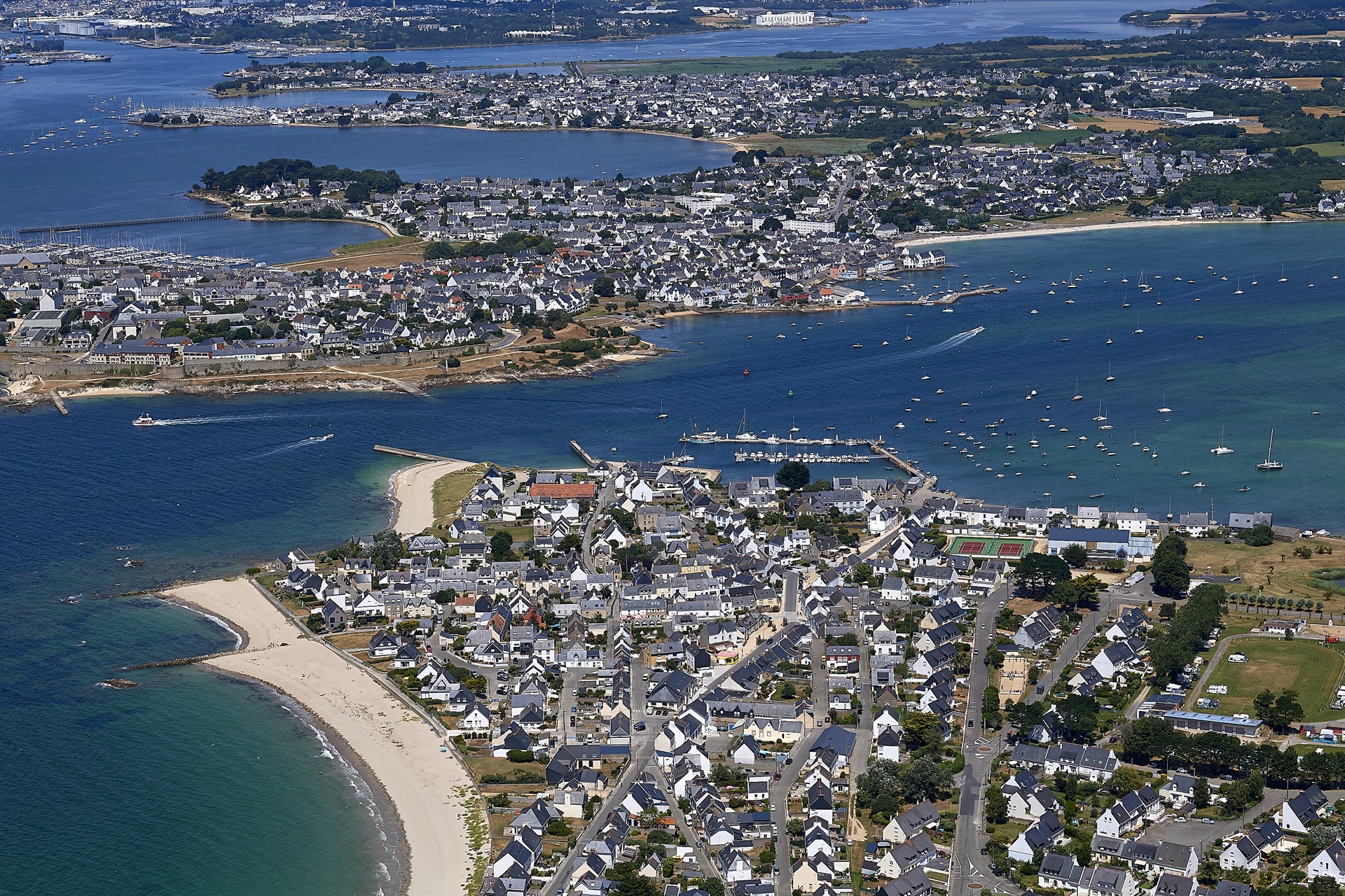 Plage de Porh Puns à Gâvres proche Lorient vue aérienne et de la plage du Goerem (Morbihan) 56