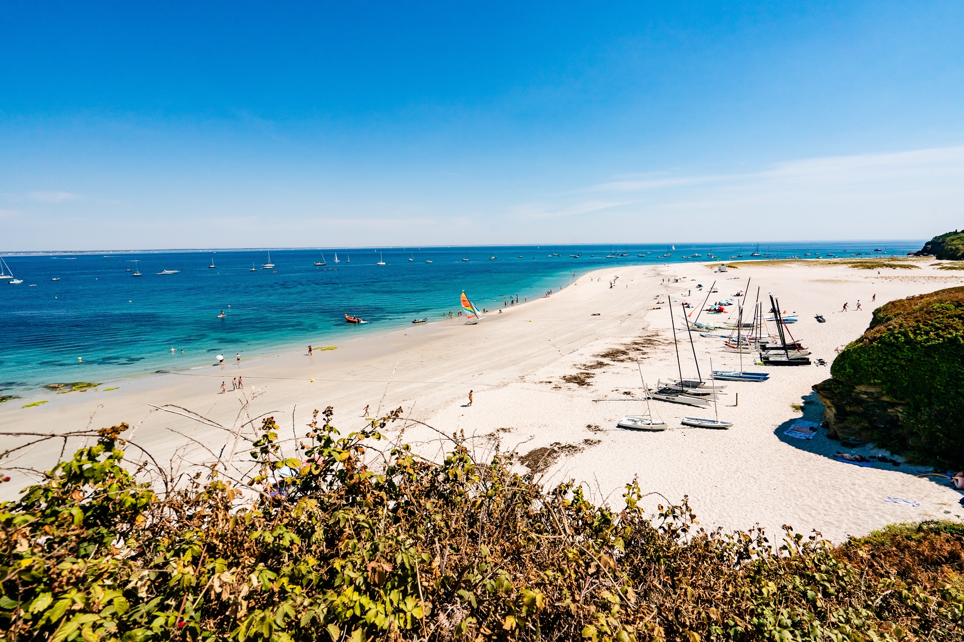 Plage des grands sables et catamarans sur la plage île de Groix (Morbihan) 56