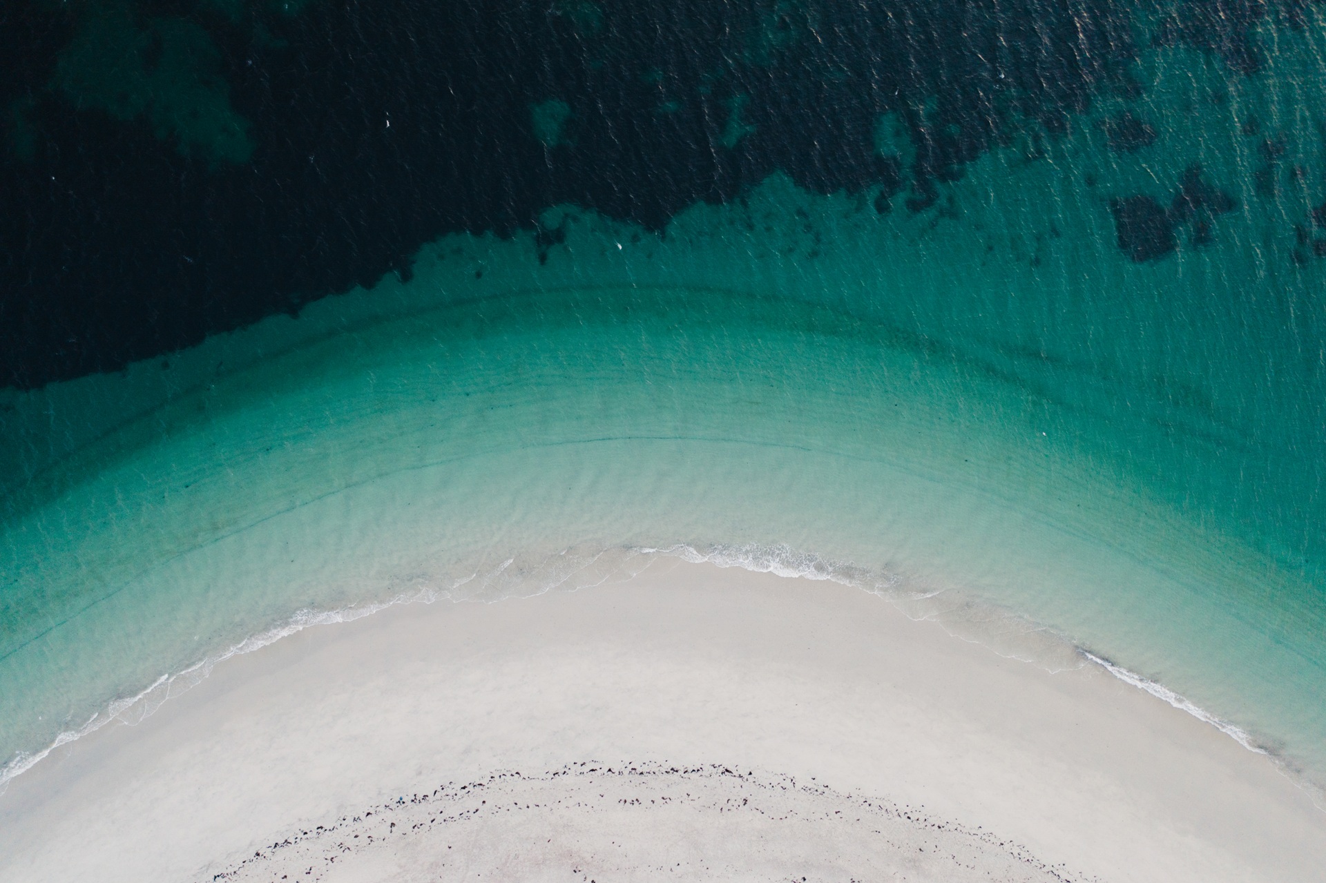 Plage des grands sables vue aérienne en arrondi sur la plage île de Groix (Morbihan) 56